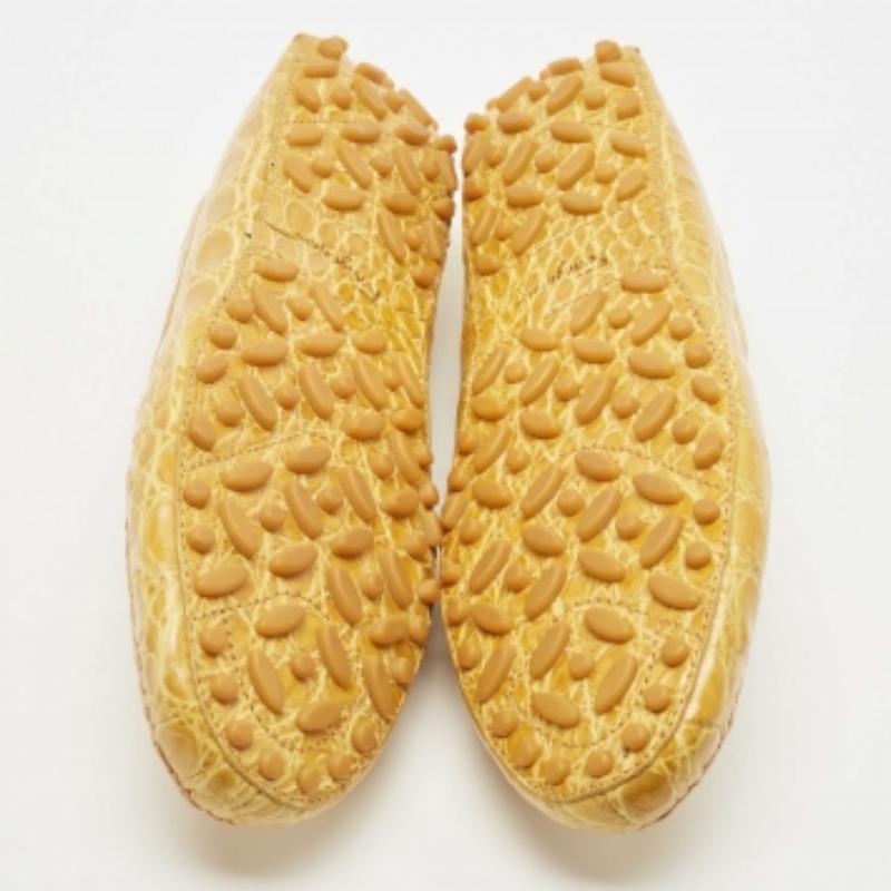 Salvatore Ferragamo Yellow Crocodile Vera Loafers Size 40.5 en vente 2