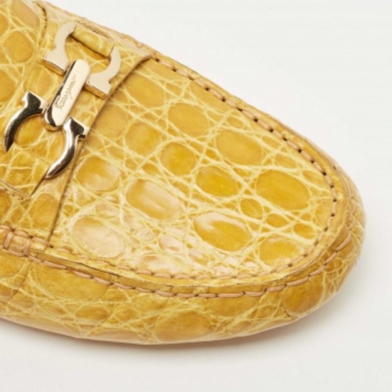 Salvatore Ferragamo Yellow Crocodile Vera Loafers Size 40.5 en vente 3