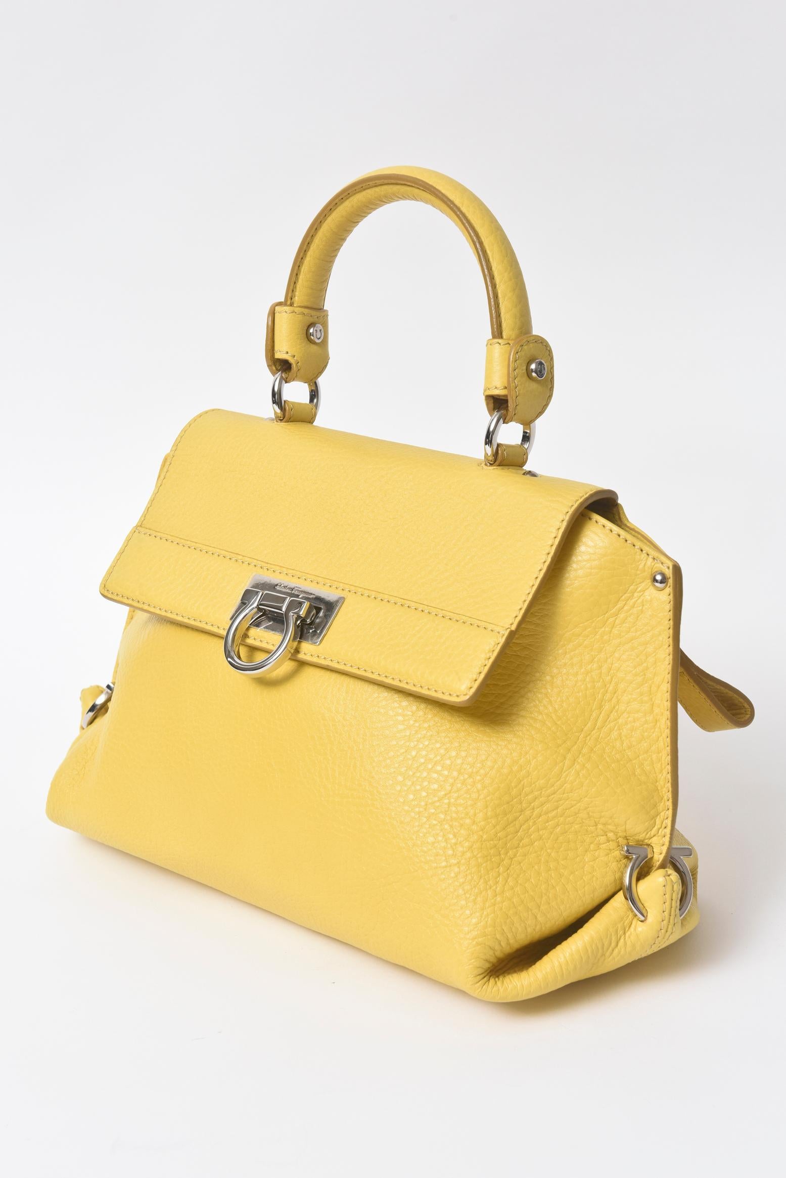 Feminine and versatile, iconic Sofia bag has been made in a compact size for an elegant look. Crafted from pebbled calf leather, it is lined with tonal jacquard lining and has aback zipper  pocket. Complete with silver-toned Gancini flip -lock