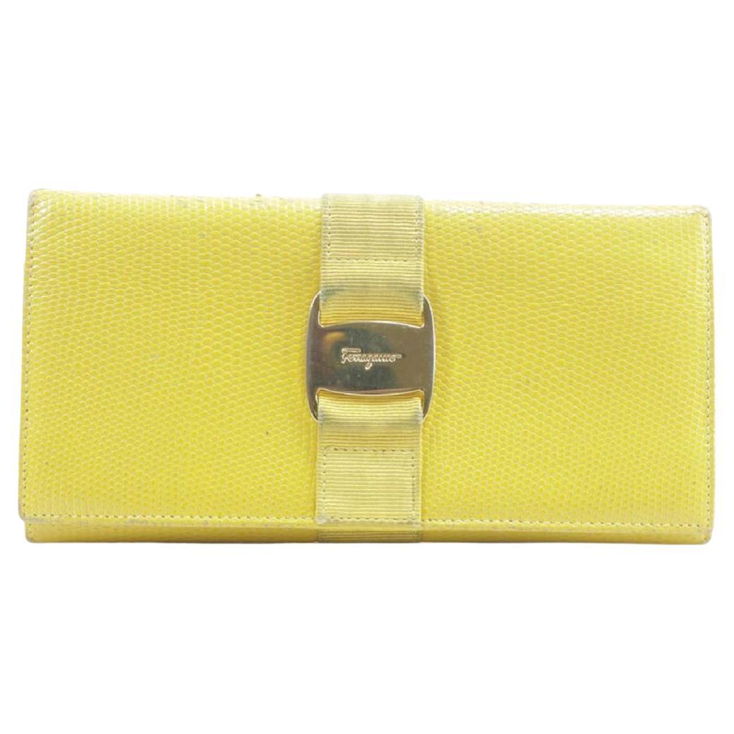 Chanel 2023 Rare Bright Yellow Leather 19 Card Holder 3CJ1214 For Sale at  1stDibs