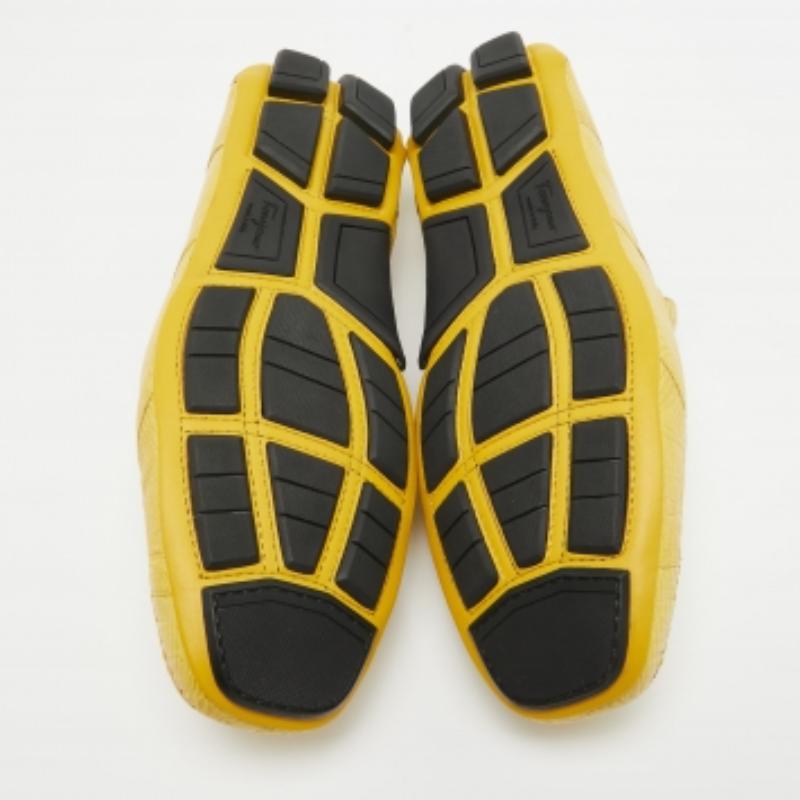 Jaune Salvatore Ferragamo Mocassins en lézard jaune Sardegna Taille 43 en vente