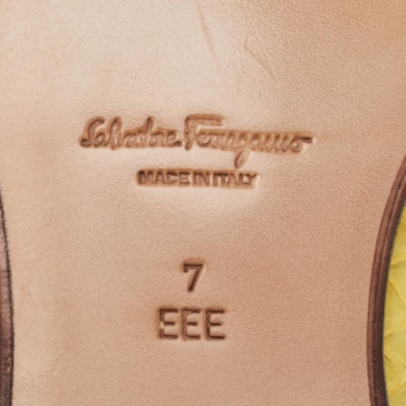 Incorporez un élément de classe à votre ensemble avec ces mocassins. Elles sont fabriquées à partir de matériaux de qualité et présentent un style facile à enfiler. Ces mocassins rehausseront sans effort le look de votre tenue.