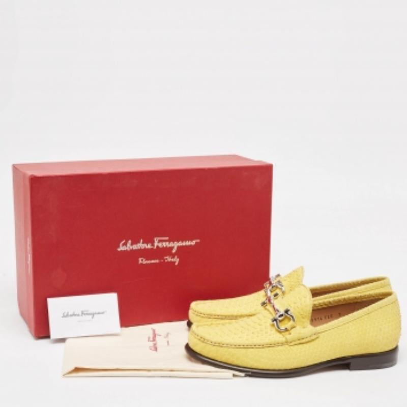 Jaune Salvatore Ferragamo Mason Loafers en python jaune Taille 41 en vente