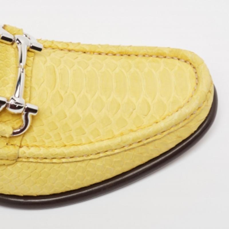 Salvatore Ferragamo Mason Loafers en python jaune Taille 41 en vente 4
