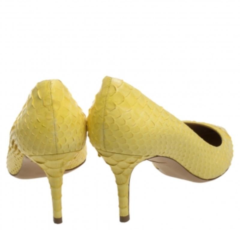 Salvatore Ferragamo Yellow Python Susi Pointed Toe Pumps Size 37.5 In Good Condition For Sale In Dubai, Al Qouz 2