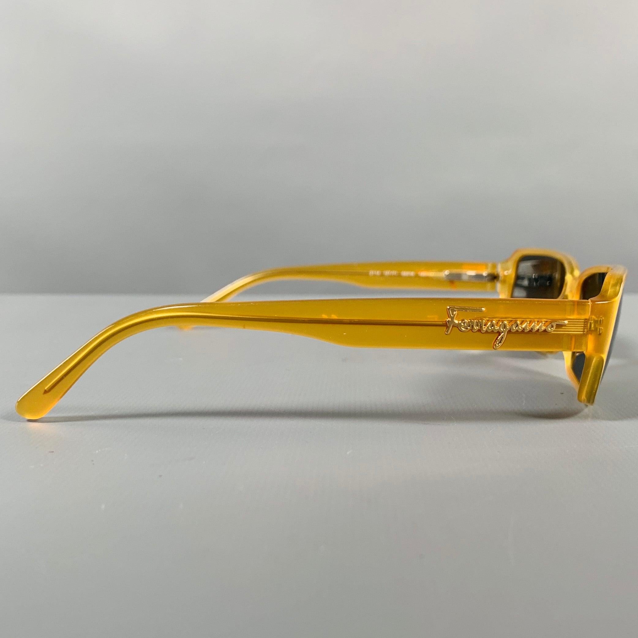 SALVATORE FERRAGAMO sunglasses in a yellow material featuring a rectangular shape. Made in Italy.Very Good Pre-Owned Condition. Minor signs of wear. 

Marked:   2114127/71 56 16 140 

Measurements: 
  Length: 13.5 cm.Height: 3 cm.
  
  
 
Sui