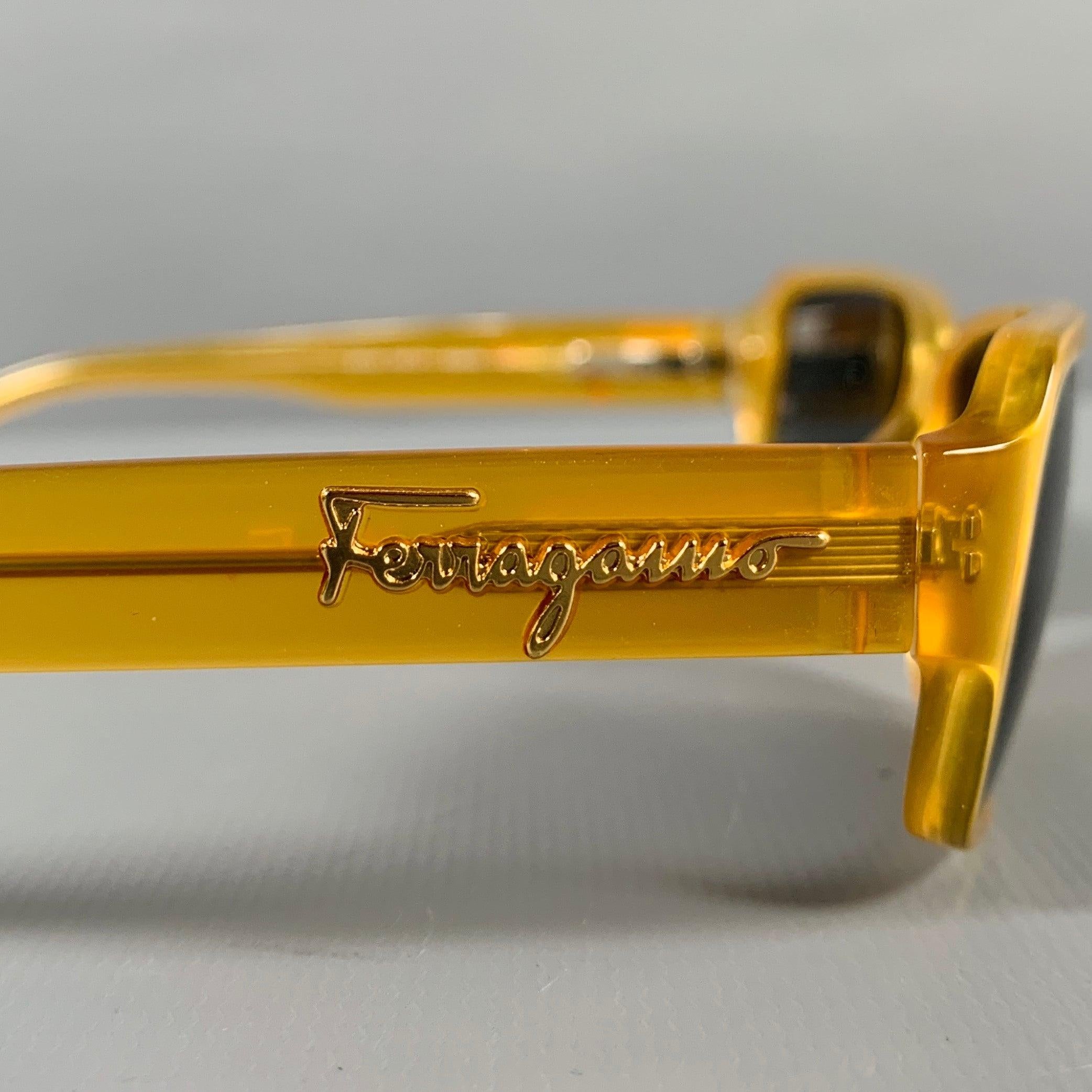 SALVATORE FERRAGAMO Gelbe rechteckige Sonnenbrille (Schwarz) im Angebot