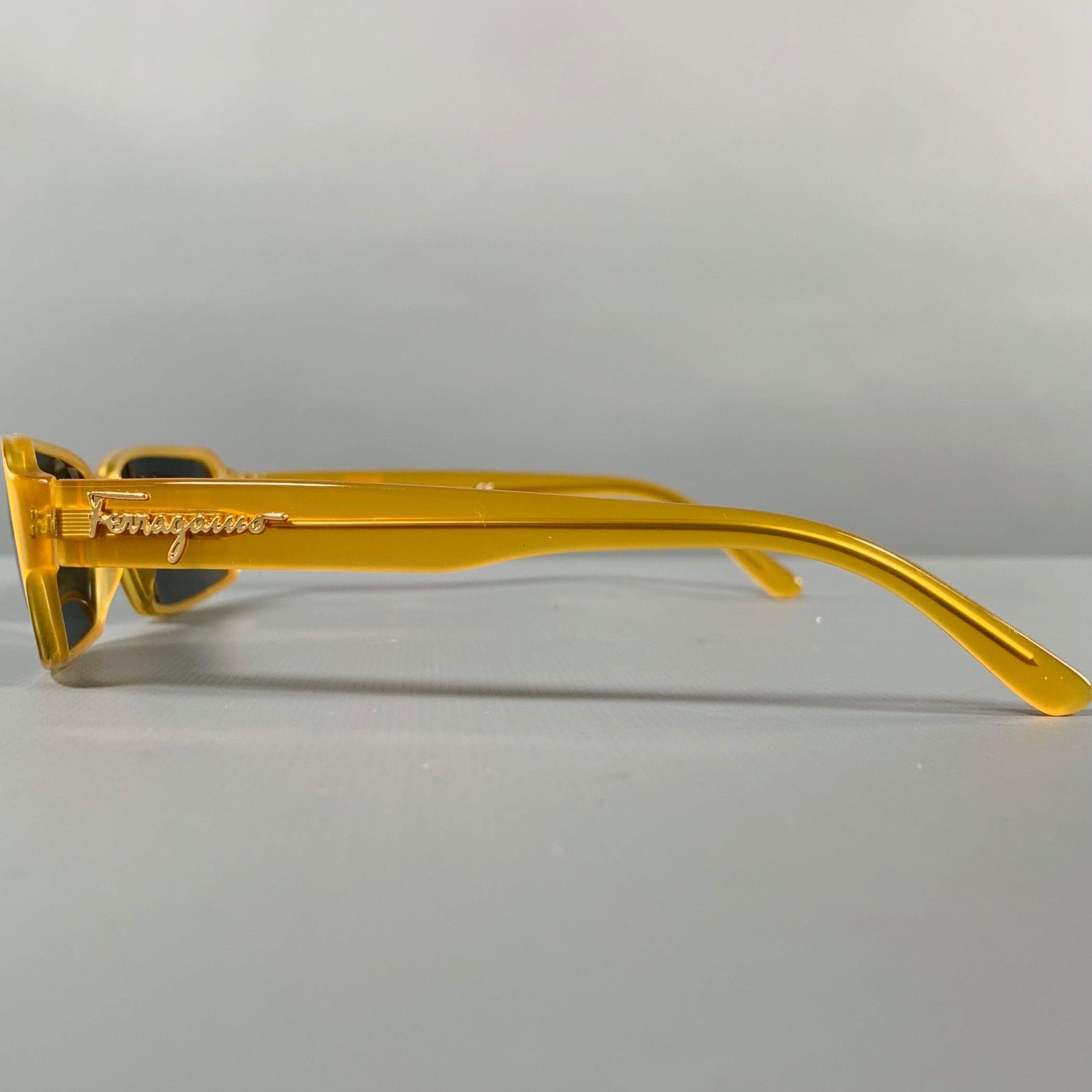 SALVATORE FERRAGAMO Gelbe rechteckige Sonnenbrille Herren im Angebot