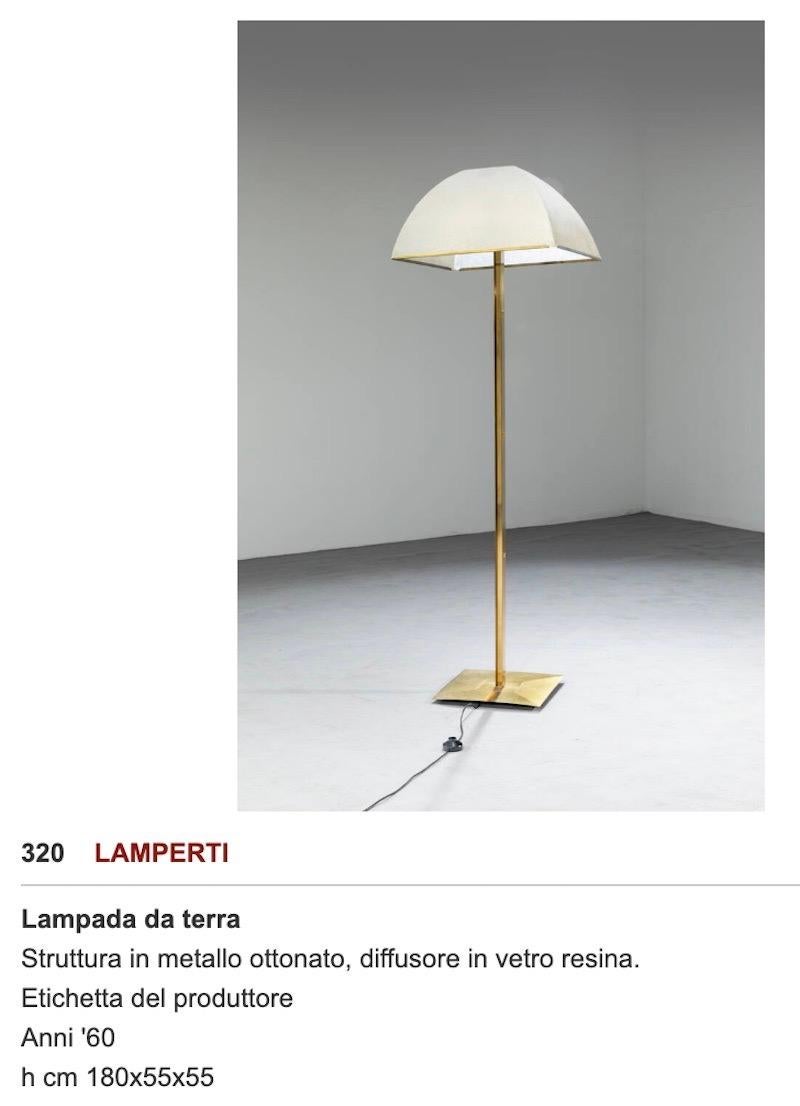 Particular floor lamp in fiberglass and brass designed by Salvatore Gregorietti for Lamperti in Italy in the 1960s. The floor lamp has a semi-transparent fiberglass lampshade with brass profiles and details.

Made from the usual fiberglass material,
