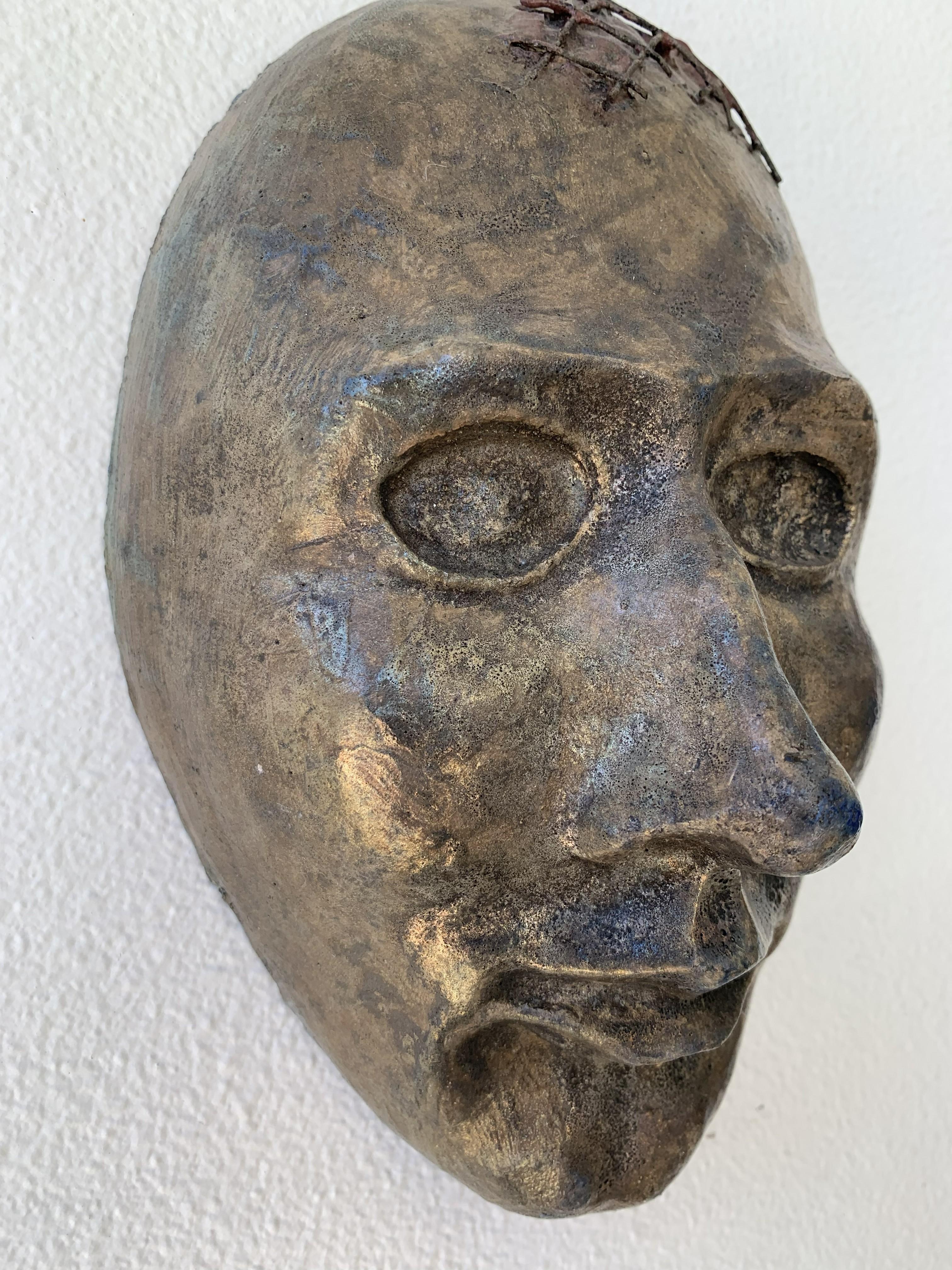 Keramische Maske Wandskulptur Signiert vom Künstler – Sculpture von Salvatore Mainardi