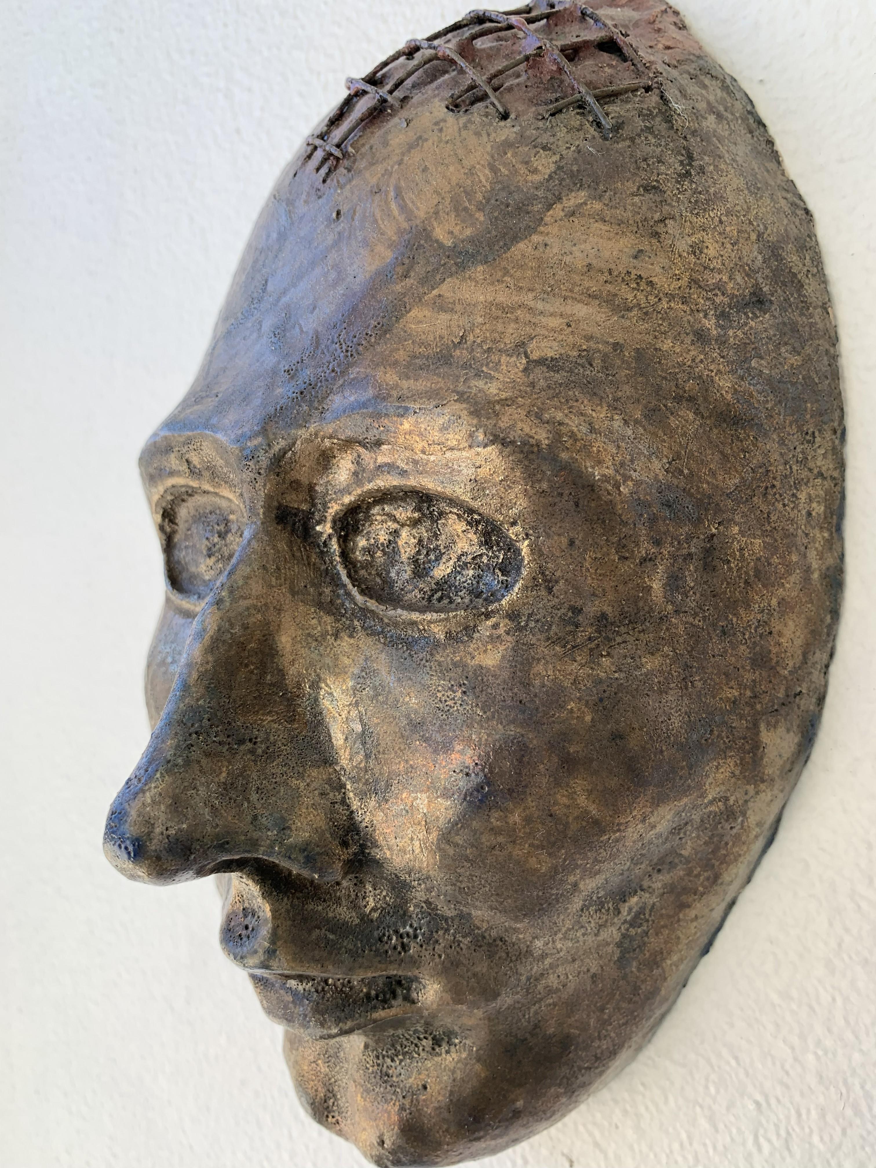 Keramische Maske Wandskulptur Signiert vom Künstler (Grau), Figurative Sculpture, von Salvatore Mainardi