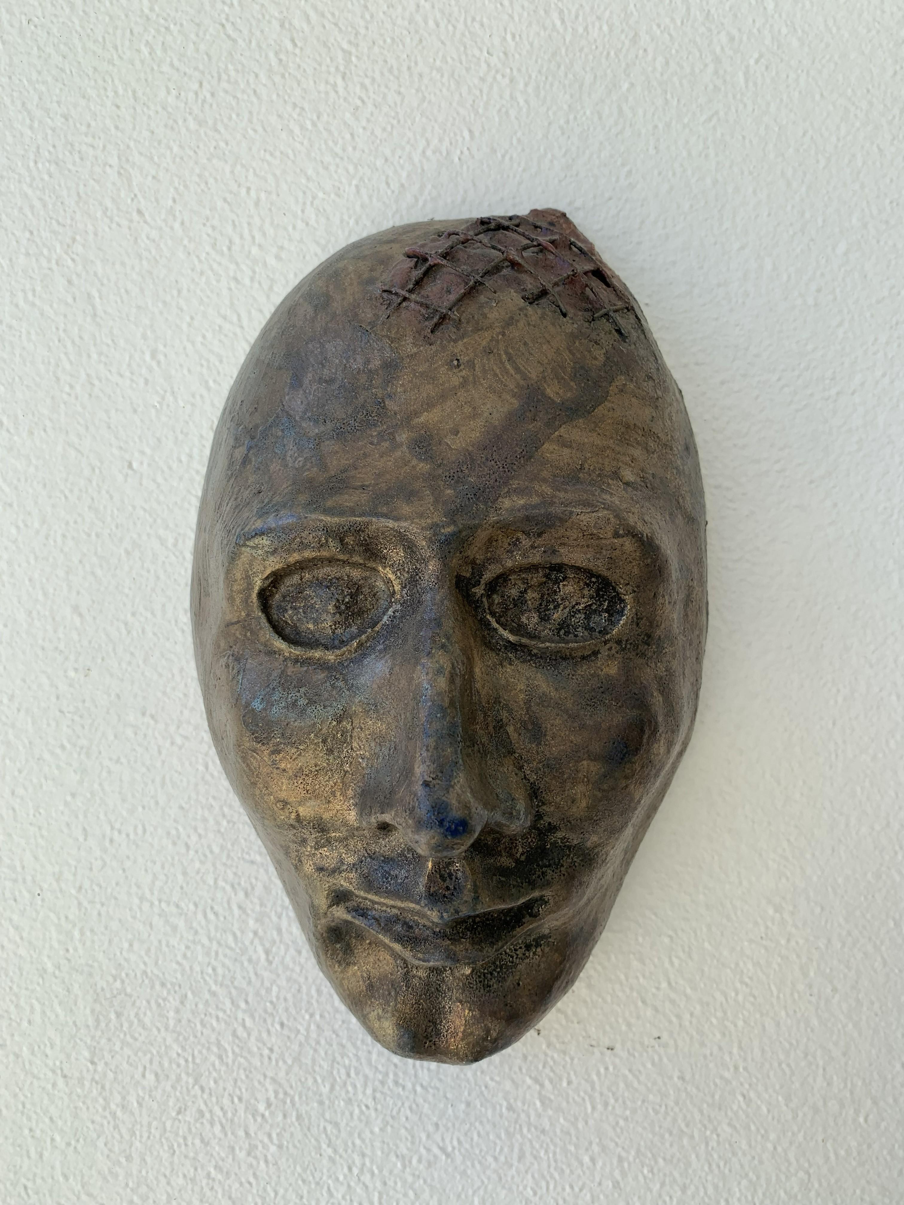 Keramische Maske, Wandskulptur (2009 ) von Salvatore Mainardi
Keramik
Einzigartig
 23 cm x 15 cm x 10 cm
Signiert vom Künstler 

Salvatore Mainardi hat einen universellen Maskentypus entwickelt, der ein zentrales Motiv in seiner Kunst ist. In