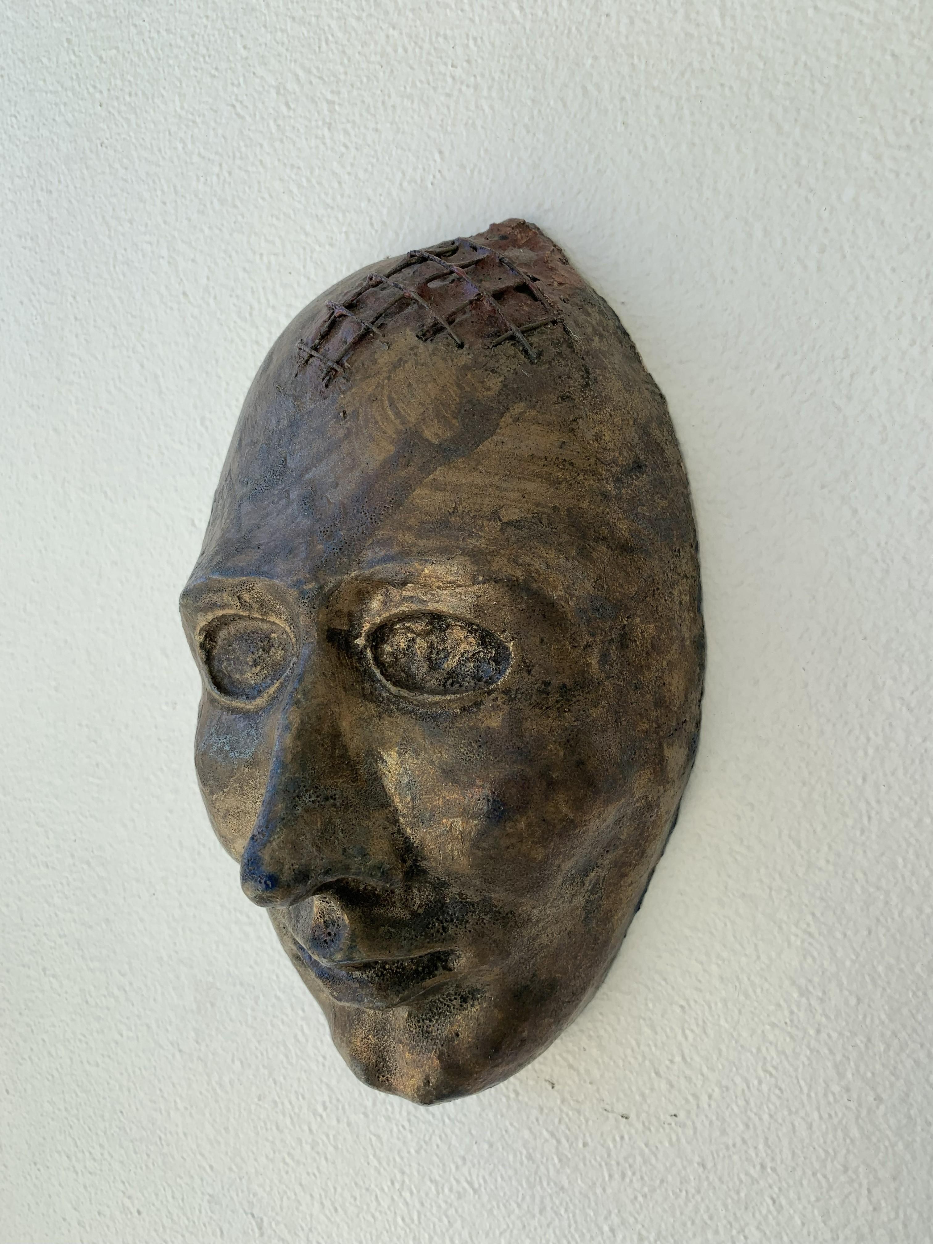 Salvatore Mainardi Figurative Sculpture – Keramische Maske Wandskulptur Signiert vom Künstler
