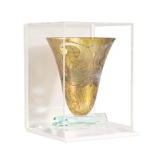 Vase en verre d'art irisé signé Salvatore Polizzi dans une vitrine 1990