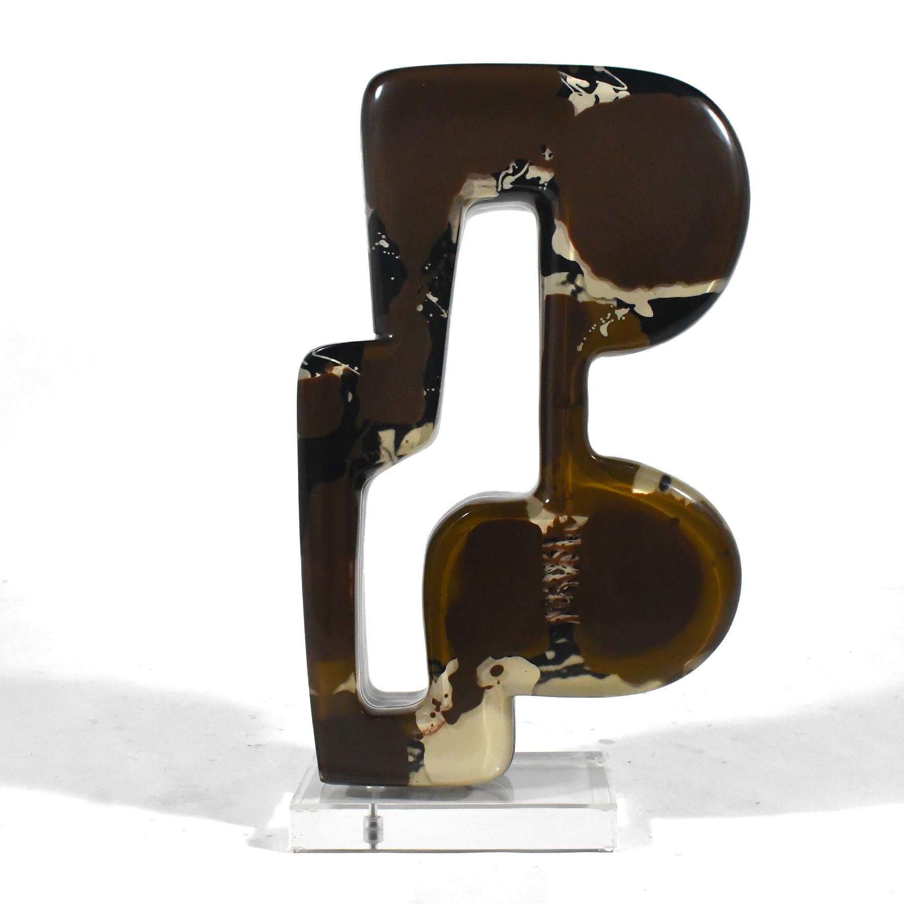 Questa potente scultura astratta di grandi dimensioni di Salvatore Zagami (nato nel 1953) è stata creata con strati di resina epossidica nei colori marrone, nero e avorio. La forma avvincente cambia quando lo spettatore si muove intorno ad essa, i