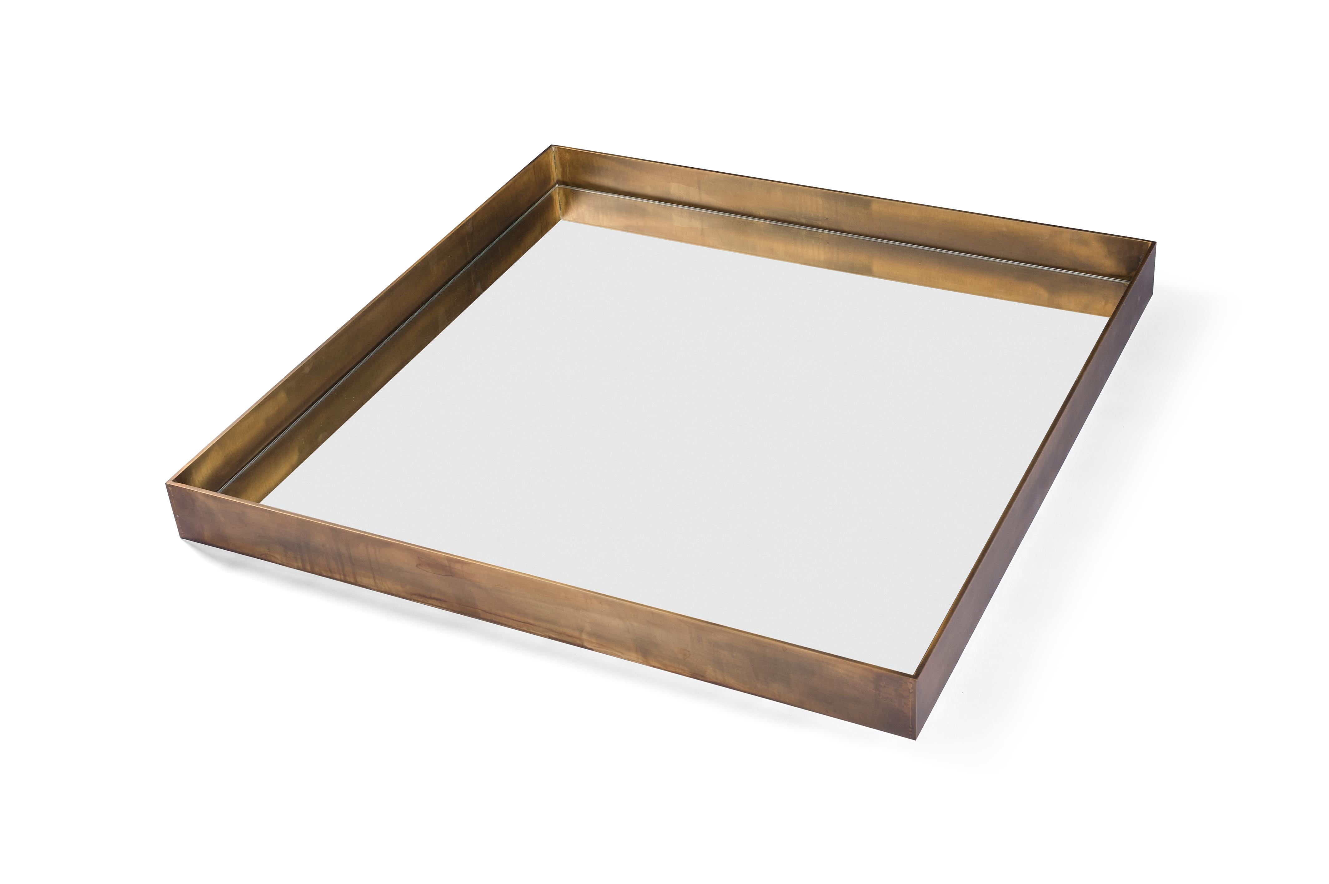 The depth of the burnished brass frame is the defining feature of the Quadro mirror. At 7.5 cm, it not only creates a bold aesthetic, but is also highly practical, creating a handy ledge for bathroom products and other items. Quadro makes an impact