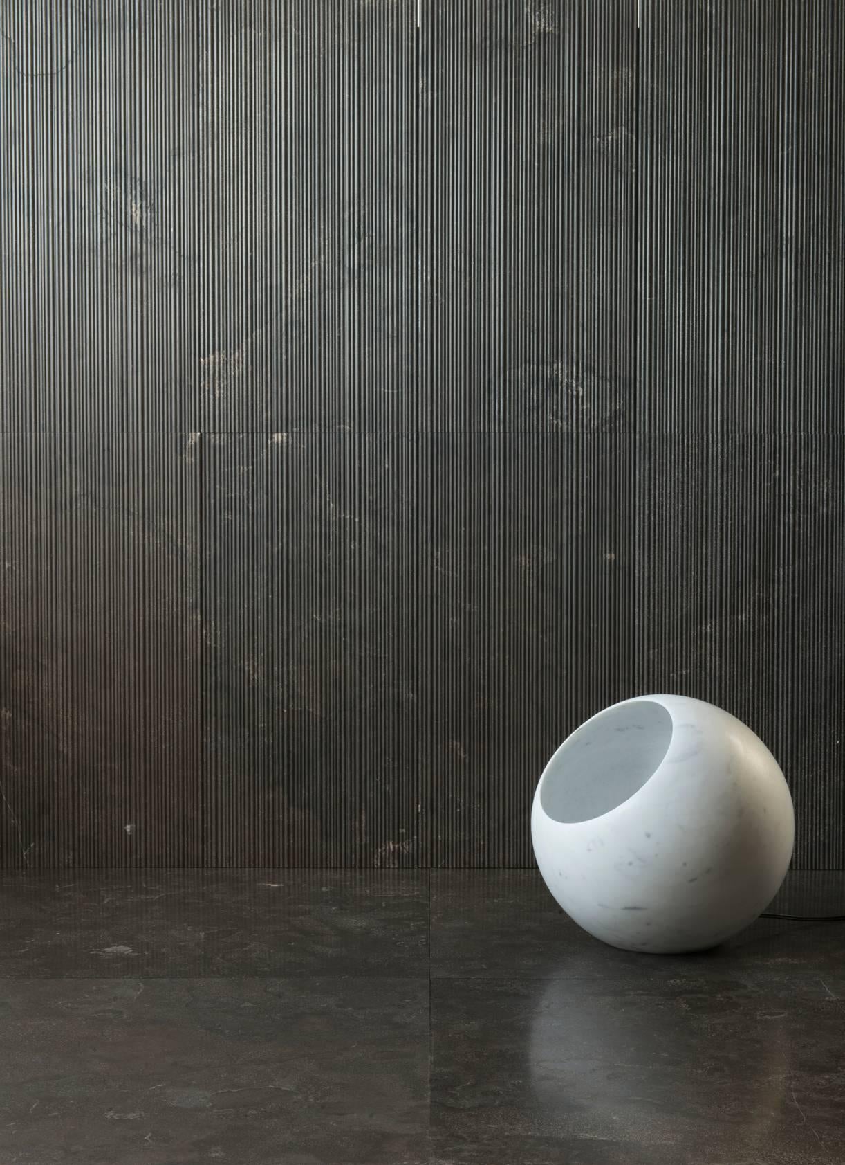 Salvatori Urano Spherical Floor Lamp 50 in Bianco Carrara Marble by Elisa Ossino For Sale 1