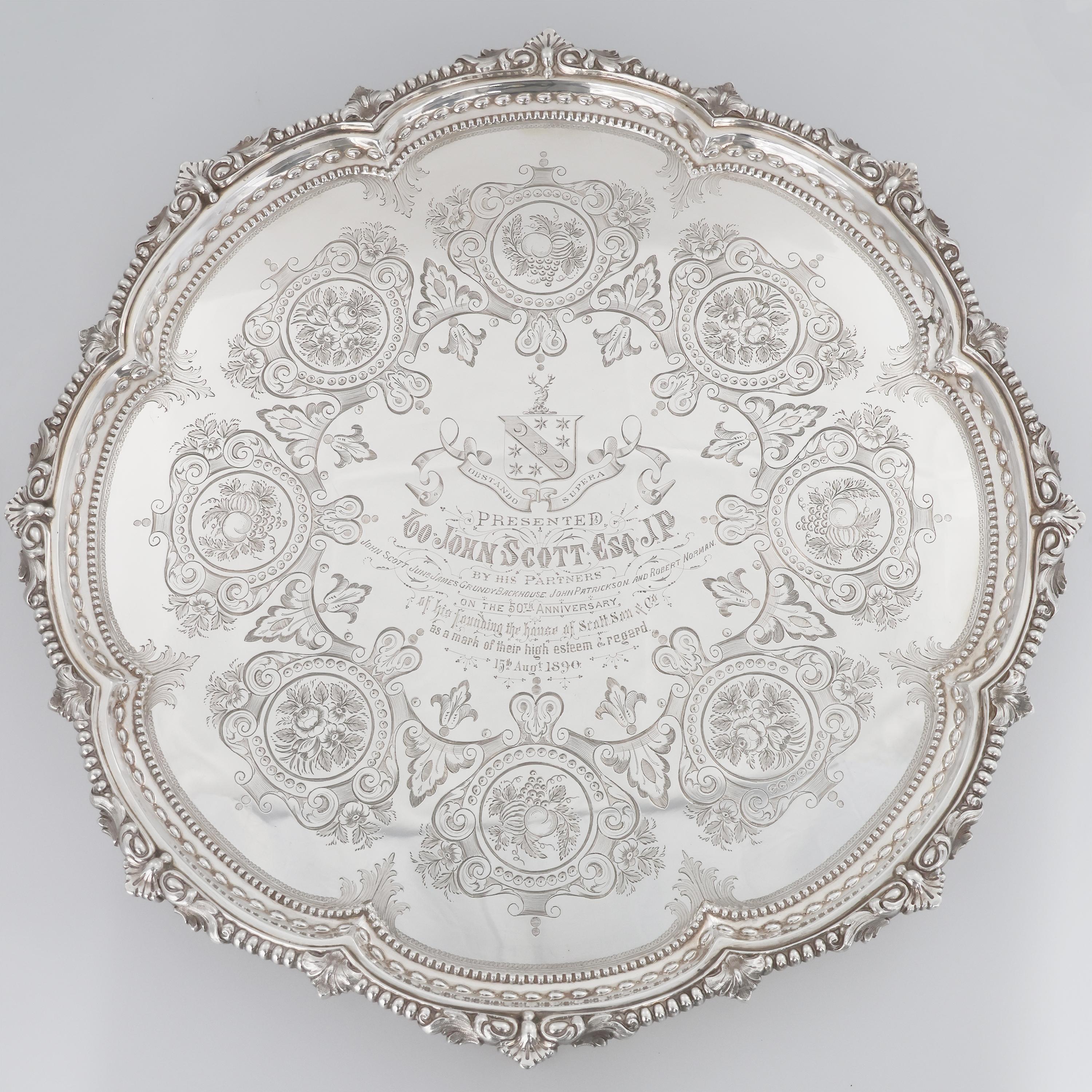 Descrizione
Salver in argento sterling Regina Vittoria, Martin, Hall & Co Ltd, Londra, 1888. Salver Vittoriano forma circolare con bordi a conchiglie e volute su quattro piedi. Firmato Martin, Hall & Co Ltd, Londra 1888. Dedica “To John Scott Esq