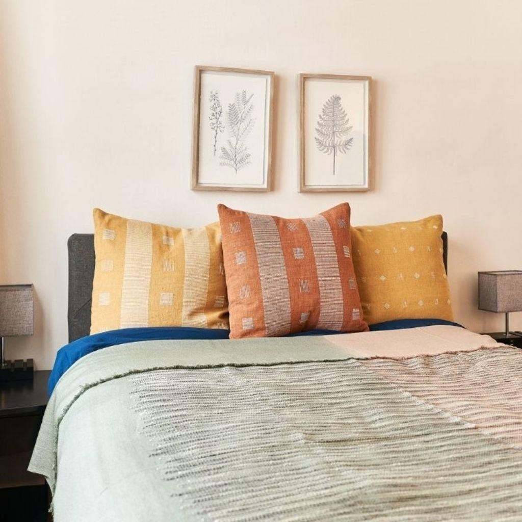 Conçu sur mesure par Studio Variously, le couvre-lit Salvia est une magnifique pièce tissée et brodée à la main par des maîtres tisserands au Népal, et entièrement teinte avec des colorants suisses certifiés respectueux de l'environnement. Marque de