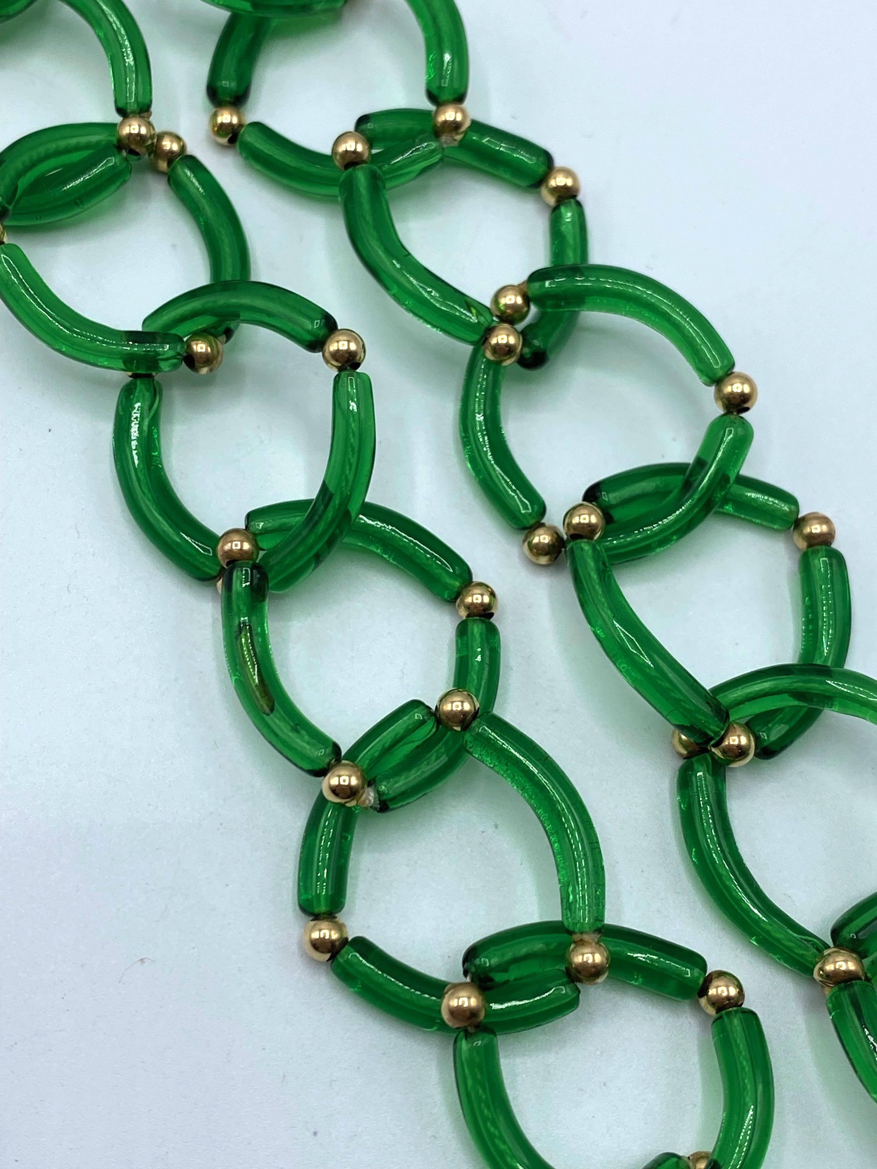 Fondée en 1866 par Antonio Saviati, la société Salviati & Co. a une longue et riche histoire en tant que l'une des principales verreries de Murano, en Italie, et a conservé sa réputation internationale jusqu'à aujourd'hui. Ce collier rare des années