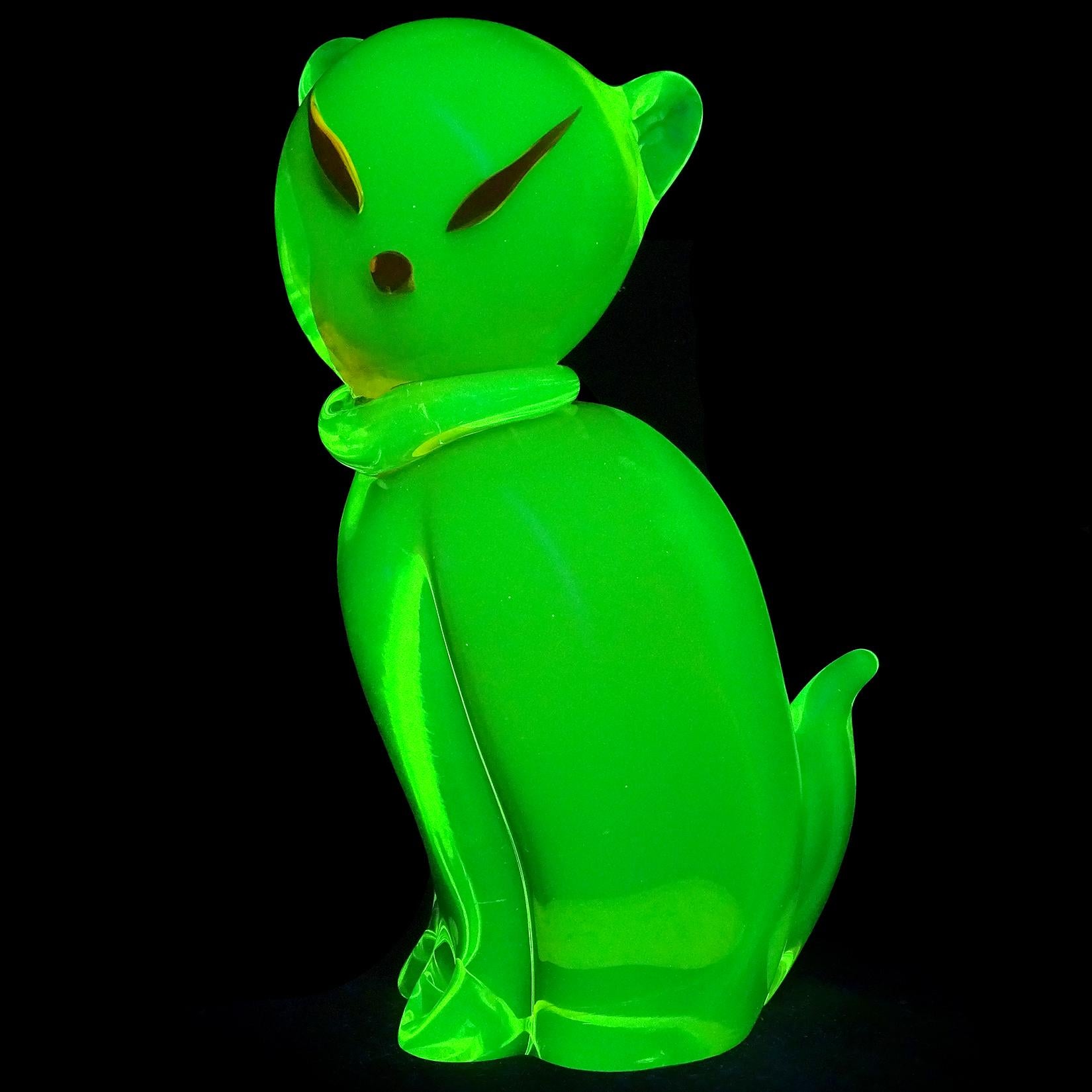 Beautiful and rare, large vintage Murano hand blown Sommerso orange and vaseline yellow Italian art glass kitty cat sculpture. Documented to the Salviati company, designer Alfredo Barbini, circa 1950s. It has a 
