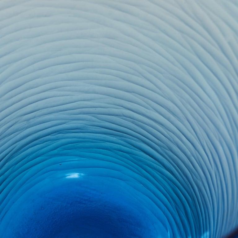 italien Vase en verre d'art de Murano bleu sculpté Salviati 'Battuto' 1960s en vente