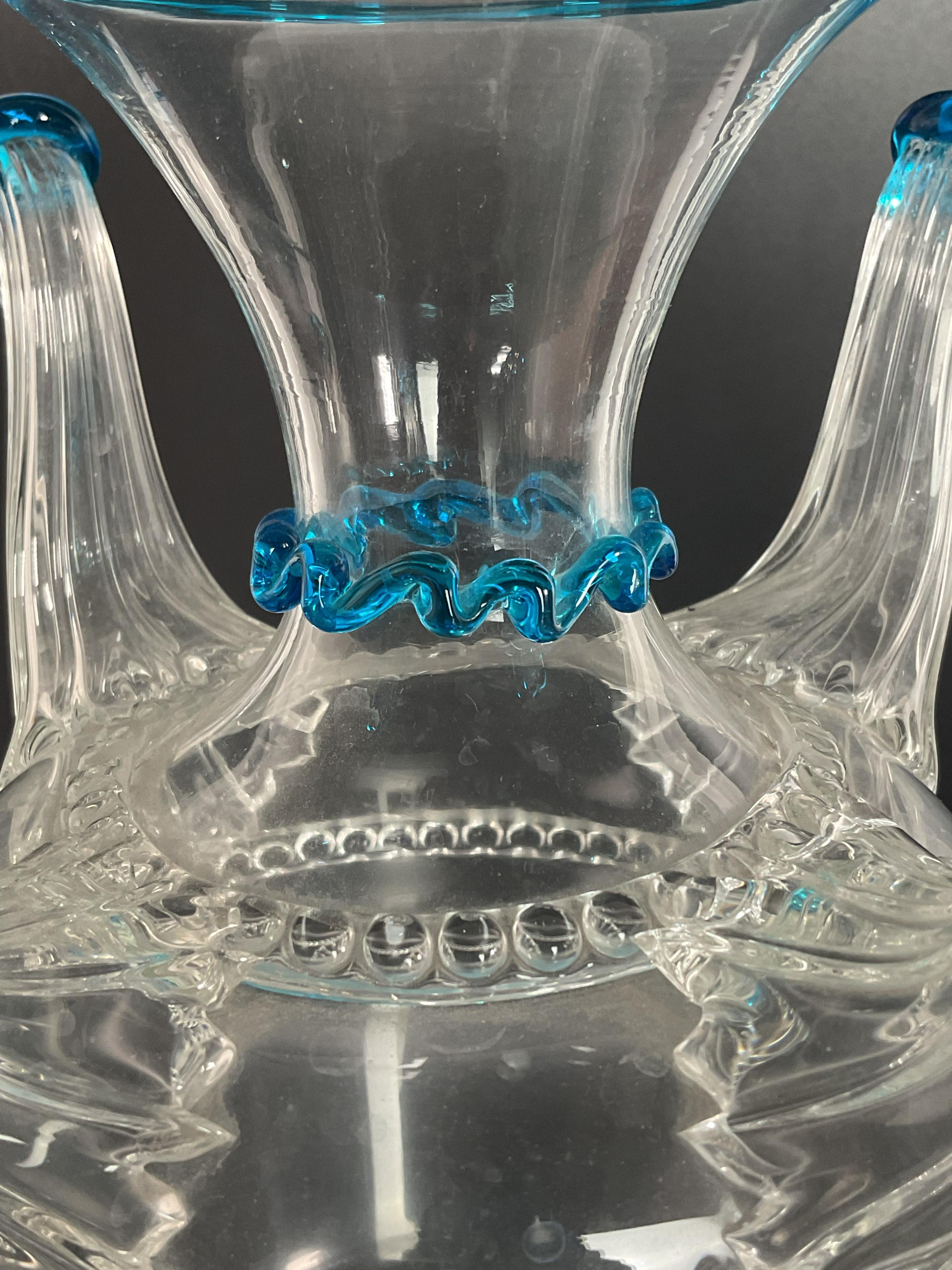Manifattura Salviati

Coppa a quattro becchi
h.  cm. 30
Murano, prima metà del XX secolo

Oggetto di rara delicatezza e bellezza, la coppa che qui si presenta ripropone uno dei modelli più famosi della prima produzione della manifattura muranese