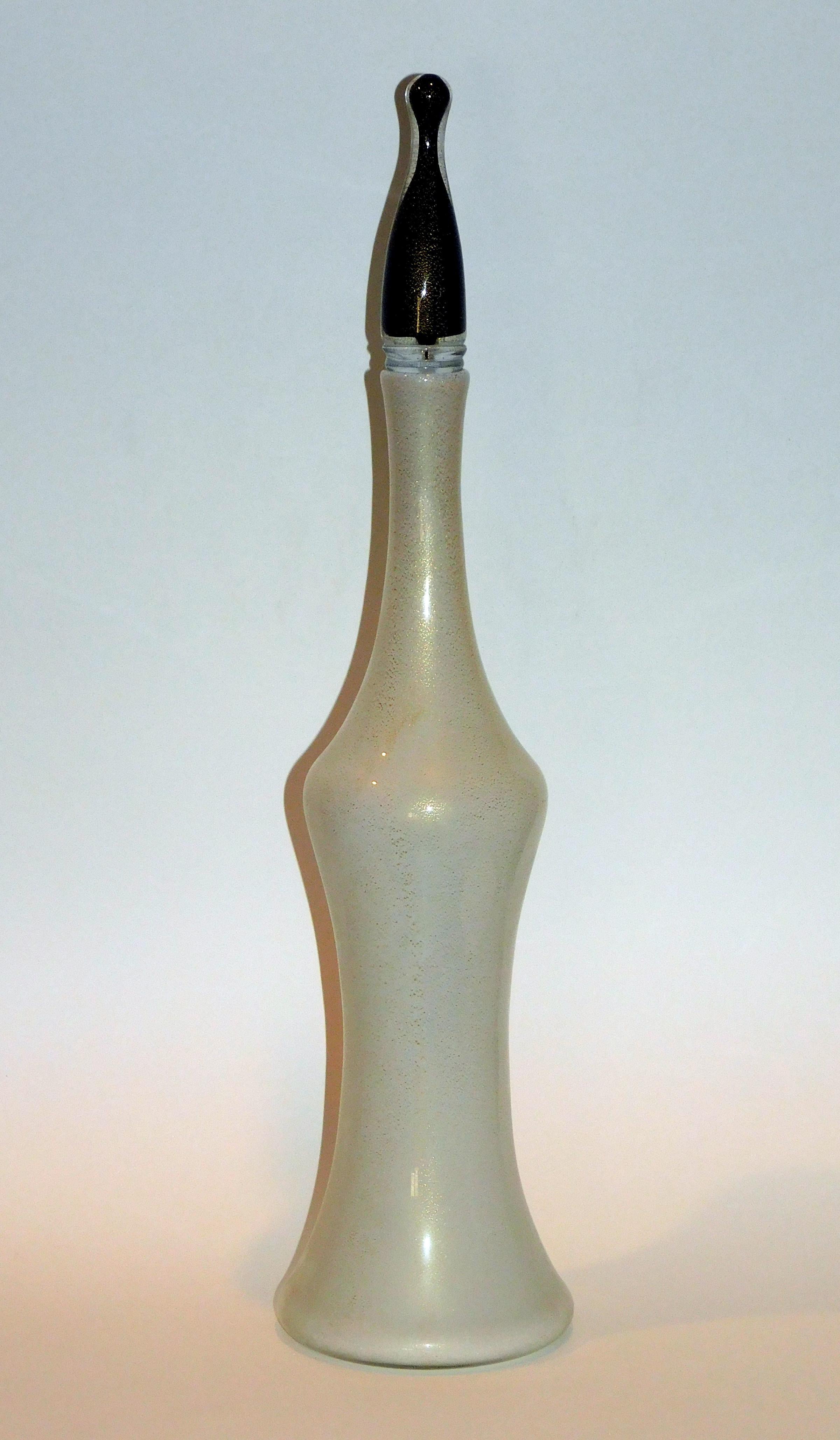 Salviati Italienisches Murano-Glas Weiße Glasflasche mit Stopfen, um 1950 (20. Jahrhundert) im Angebot