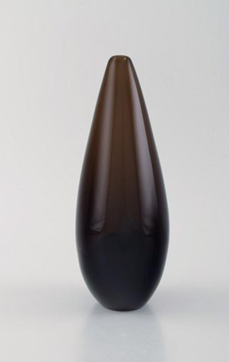 Salviati, Italy, Drop shaped vase in mocha brown mouth blown art glass, 1960-1970s.
Measures: 20 x 11.5 cm.
In perfect condition.