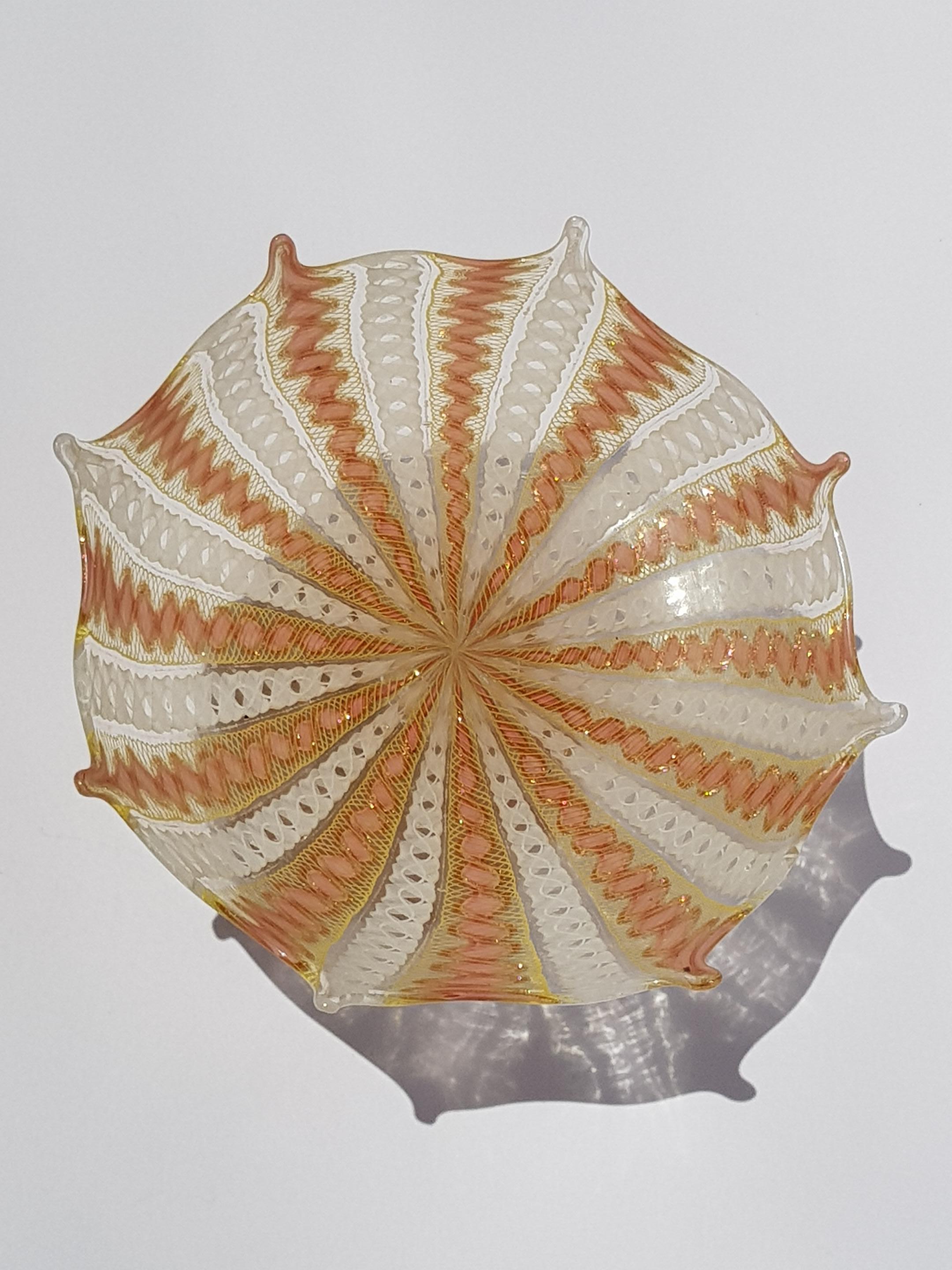 Vittoriano Salviati Latticino Zanfirico Ciotola con Piedi Composta Murano Rosa Giallo Avventurina in vendita