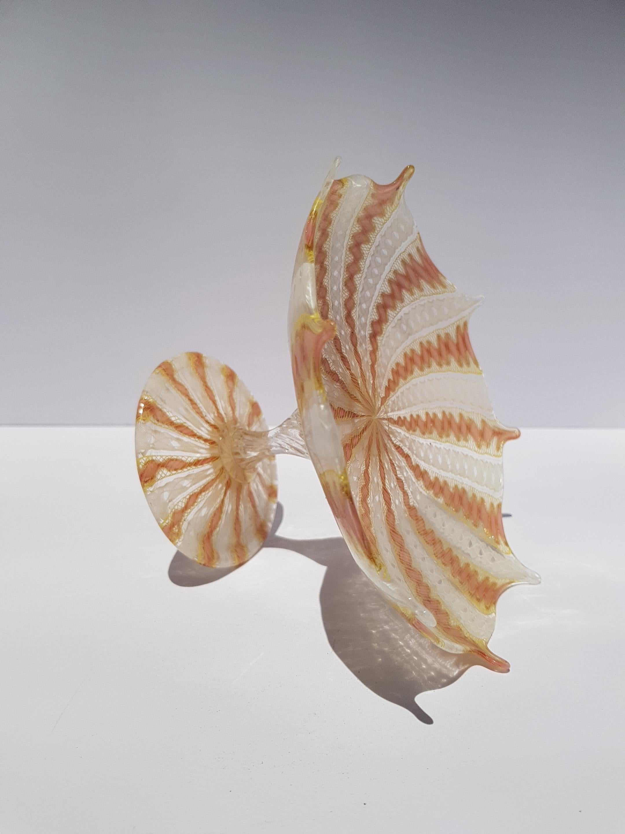 Salviati Latticino Zanfirico Ciotola con Piedi Composta Murano Rosa Giallo Avventurina In condizioni ottime in vendita a Palm Beach, FL