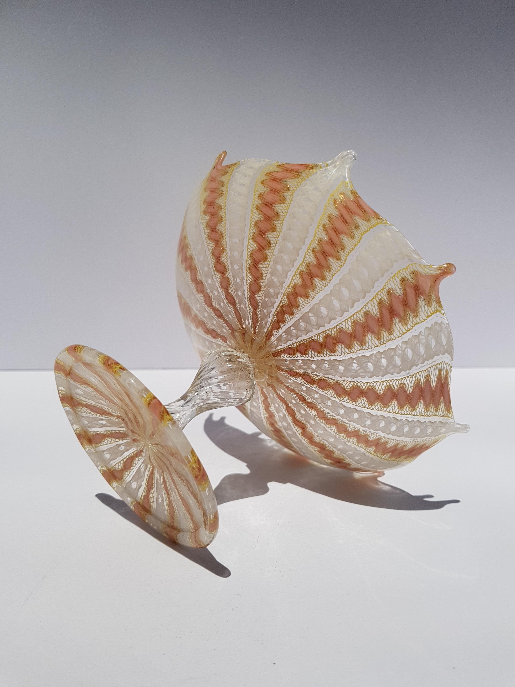 Vetro Salviati Latticino Zanfirico Ciotola con Piedi Composta Murano Rosa Giallo Avventurina in vendita