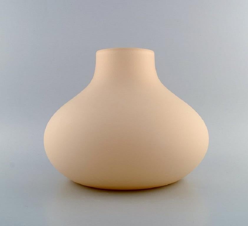 Salviati, Murano. Vase en forme de goutte en verre d'art soufflé à la bouche d'un rose délicat. 
Design/One. Début du 21e siècle.
Mesures : 32 x 23 cm.
En parfait état.