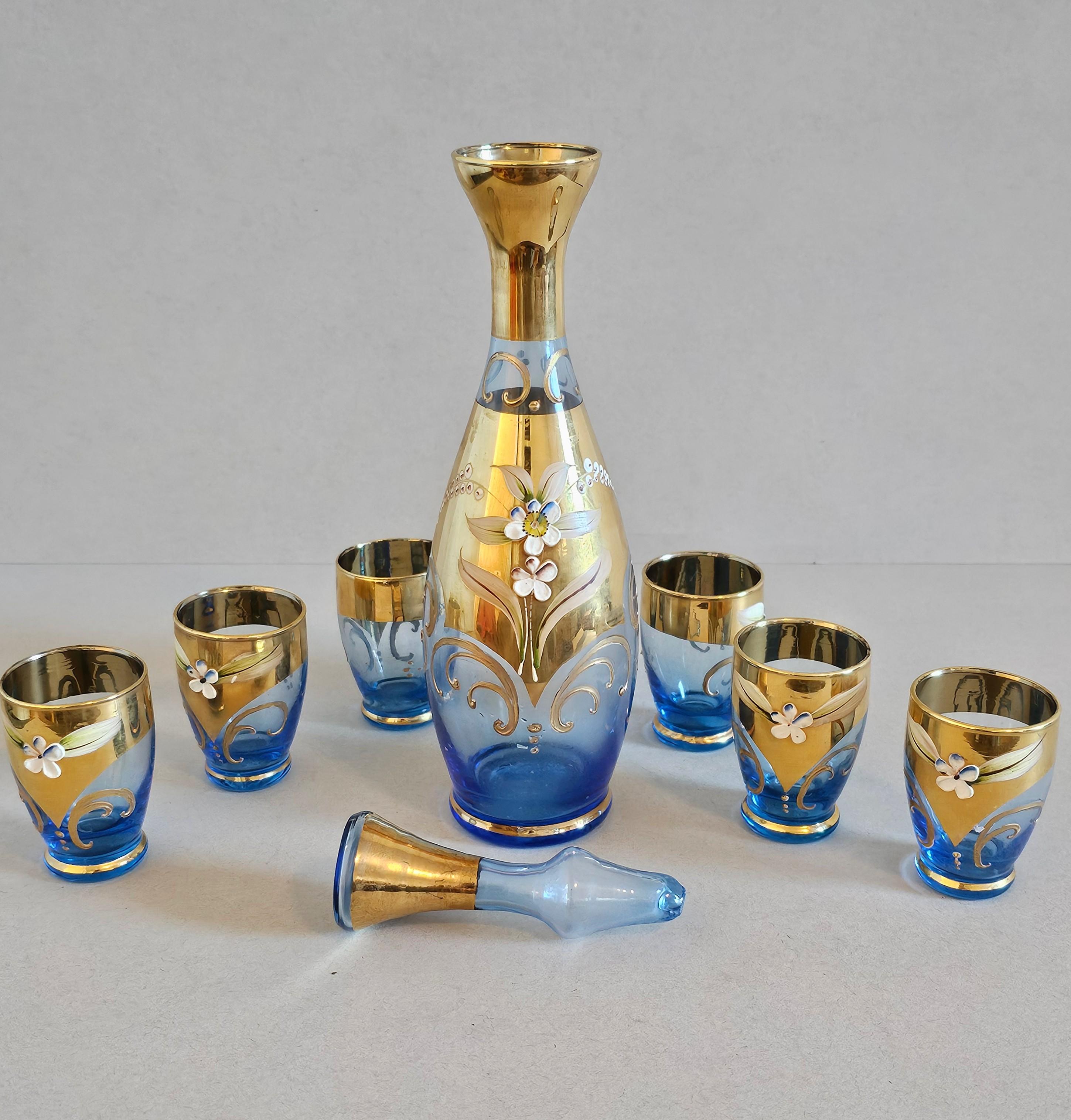 20ième siècle Ensemble de carafes à décanter et à liqueur cordiale en verre doré et émaillé bleu de Murano en vente