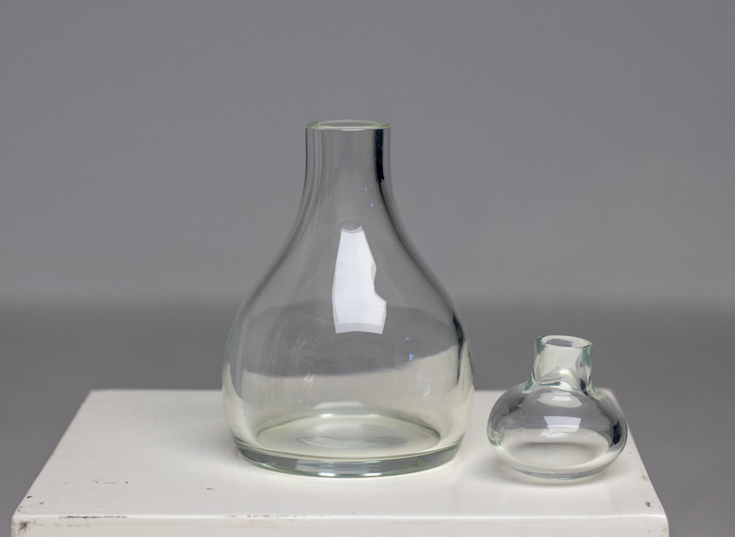 Seltene Flasche aus klarem Muranoglas mit Stopfen, entworfen um 1970 von Salviati, Murano, Italien.
Schöner Originalzustand, ein paar oberflächliche Kratzer an der Unterseite.
Unten signiert.

