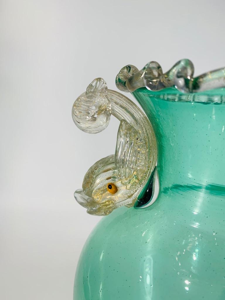 Incroyable verre de Murano SALVIATI circa 1930 vert avec or et paire de dauphins appliqués.