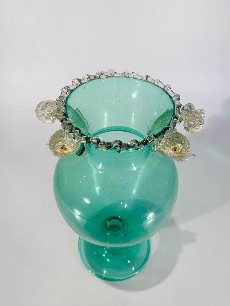 Milieu du XXe siècle Grand vase en verre de Murano vert et or vers 1930. en vente