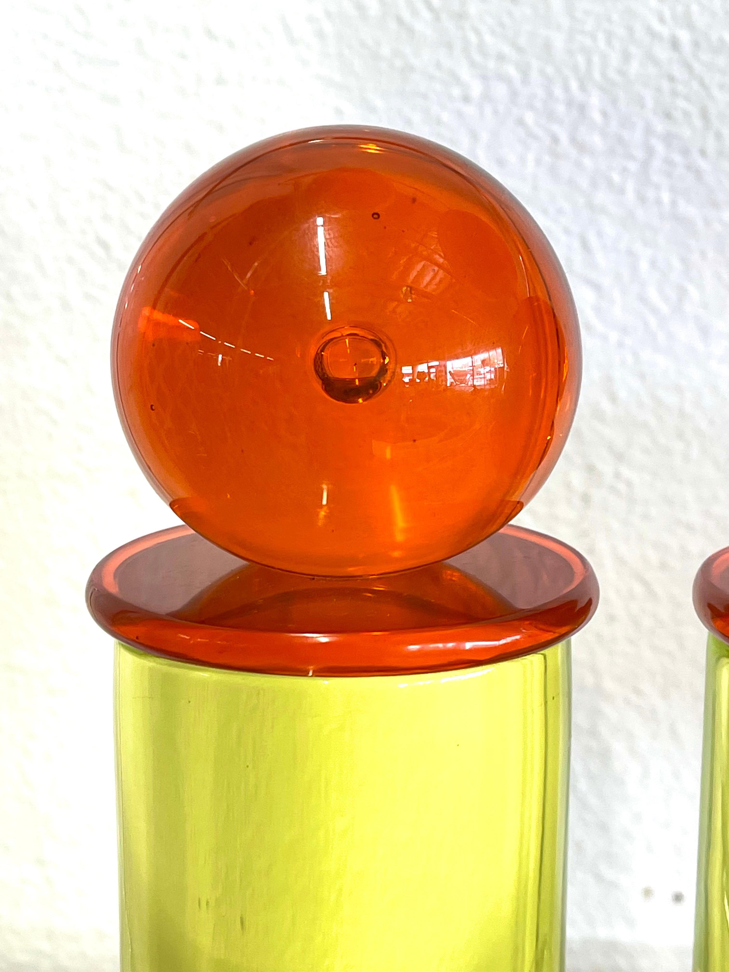 Une belle paire de sculptures lumineuses en verre de Murano par Salviati. Ils sont fabriqués en verre avec des dépôts d'uranium qui permettent au verre de briller dans la lumière UV. Similaire au verre de vaseline fabriqué en Amérique. Ils étaient