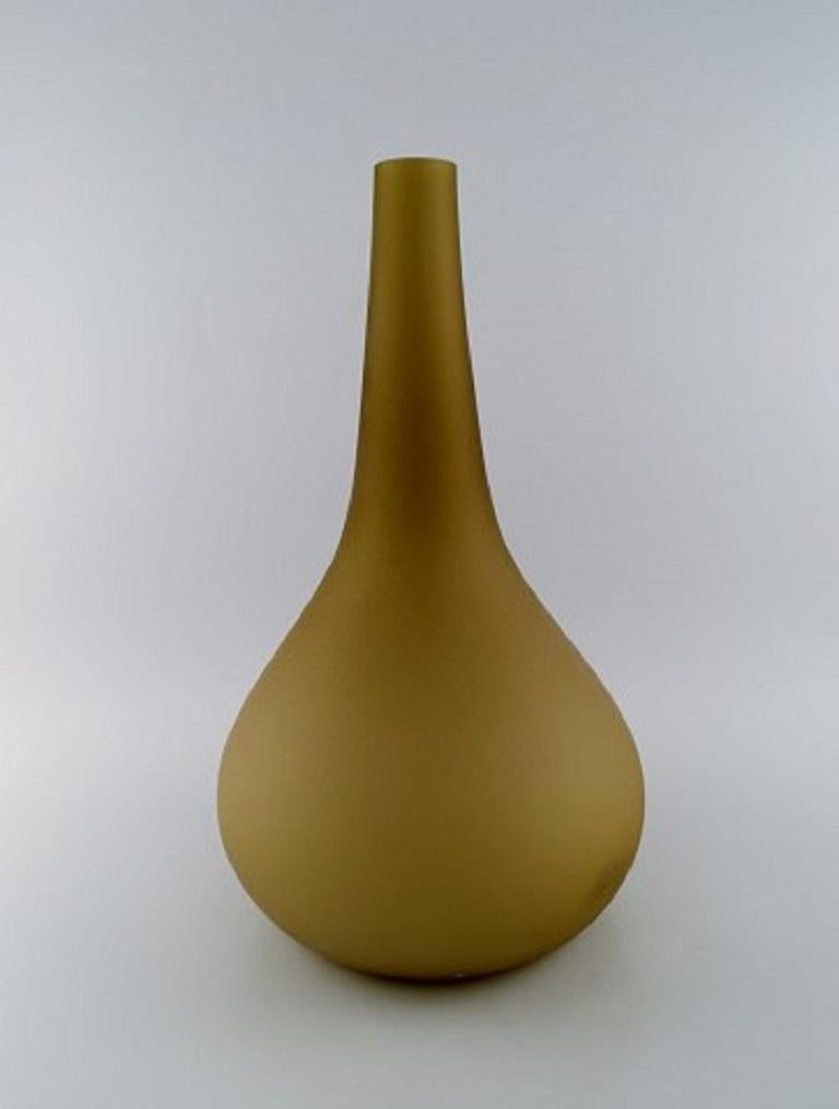 Salviati, Murano. Large teardrop-shaped vase in smoky mouth-blown art glass. 
Italian design. Early 21st century.
Measures: 44 x 30 cm.
In excellent condition.
Sticker.