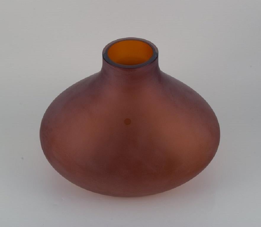 Salviati, Murano. Große Vase aus braunem mundgeblasenem Kunstglas.
Um 2000.
In perfektem Zustand.
Abmessungen: B 40,0 x H 30,0 cm.