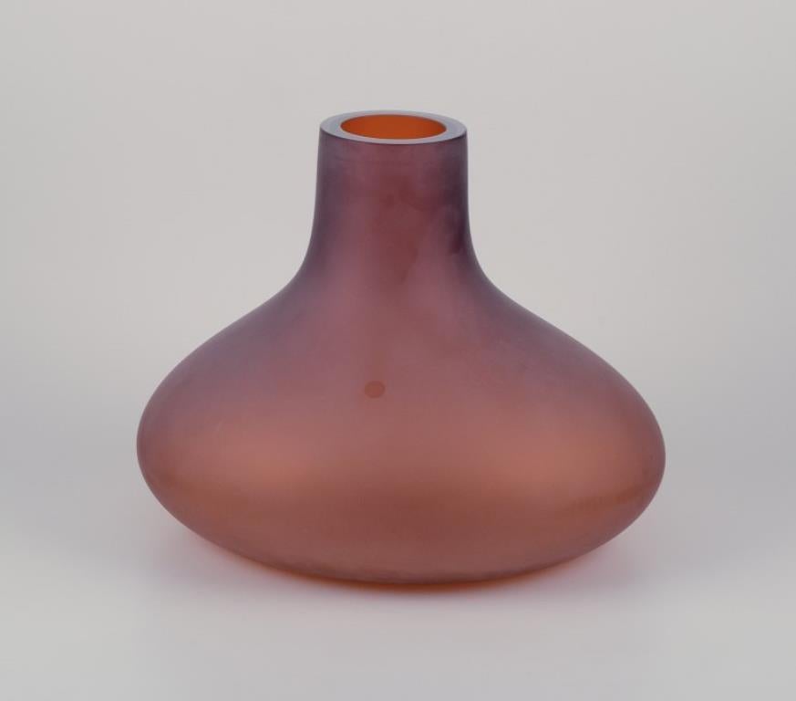 Salviati, Murano. Grande vaso in vetro artistico soffiato a bocca marrone.
Circa 2000.
In perfette condizioni.
Dimensioni: L 40,0 x H 30,0 cm.