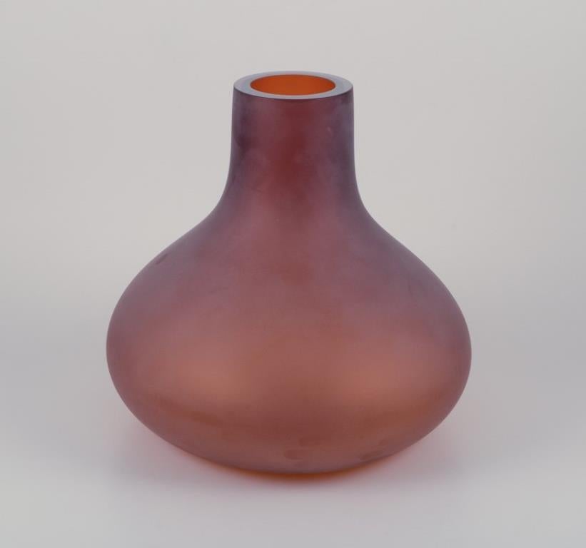 Italiano Salviati, Murano. Grande vaso in vetro artistico soffiato a bocca marrone. in vendita