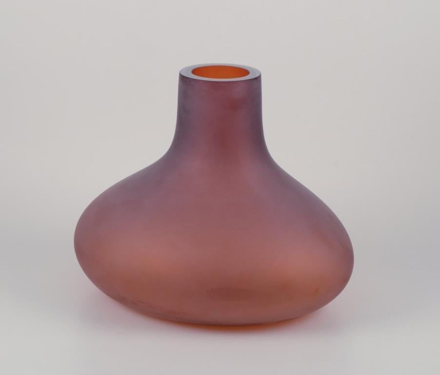 Salviati, Murano. Grande vaso in vetro artistico soffiato a bocca marrone. In condizioni ottime in vendita a København, Copenhagen