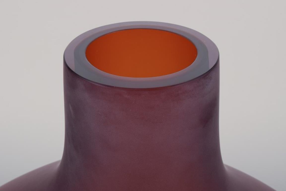 XXI secolo e contemporaneo Salviati, Murano. Grande vaso in vetro artistico soffiato a bocca marrone. in vendita