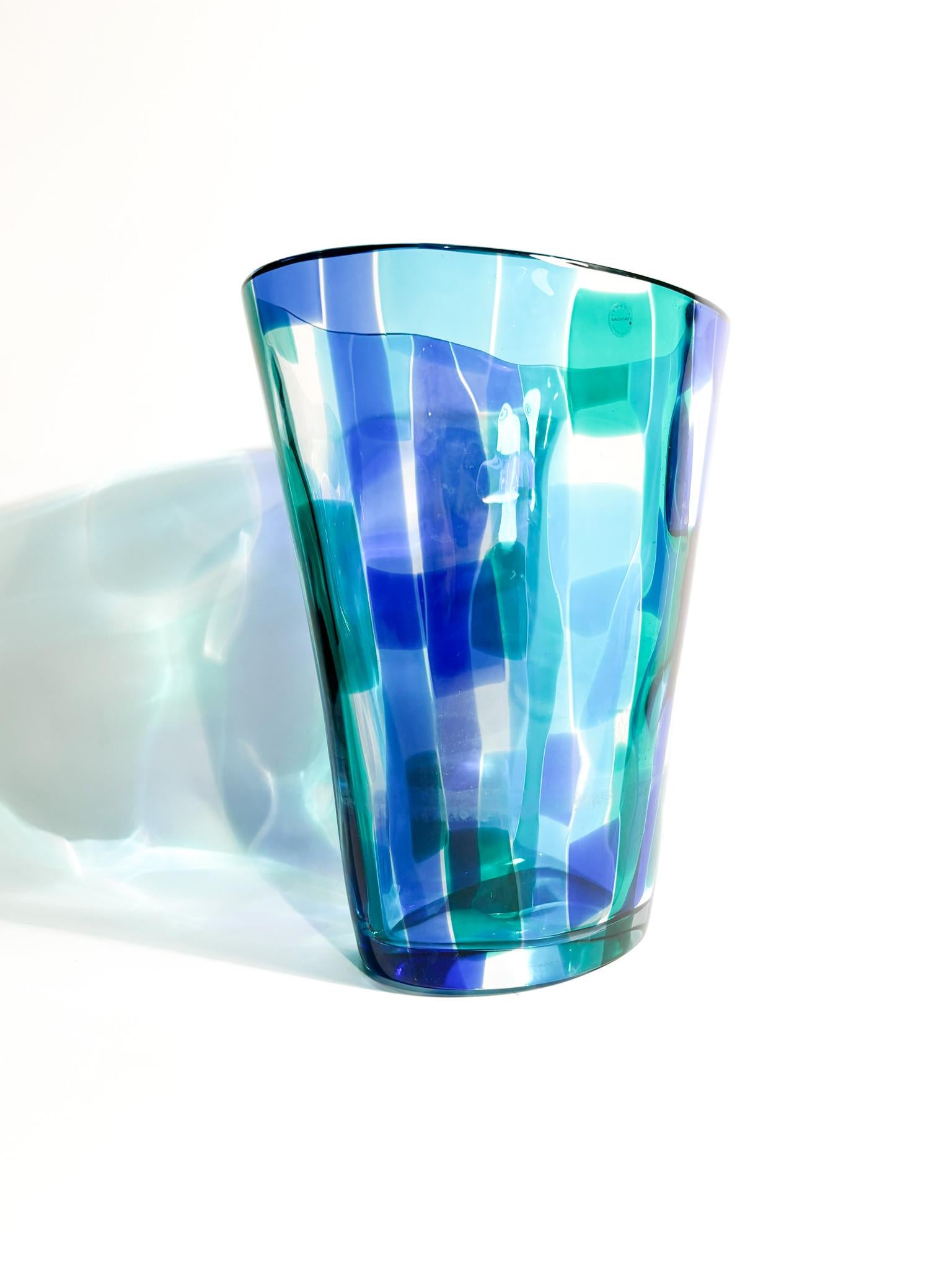 Vase aus Murano-Glas mit blauen und grünen Schattierungen, Madras Collection, hergestellt von Vetreria Salviati im Jahr 1997

Ø 22 cm Ø 15 cm h 26 cm

Salviati ist ein renommiertes Glasunternehmen mit Sitz in Murano, Italien. Das Unternehmen wurde