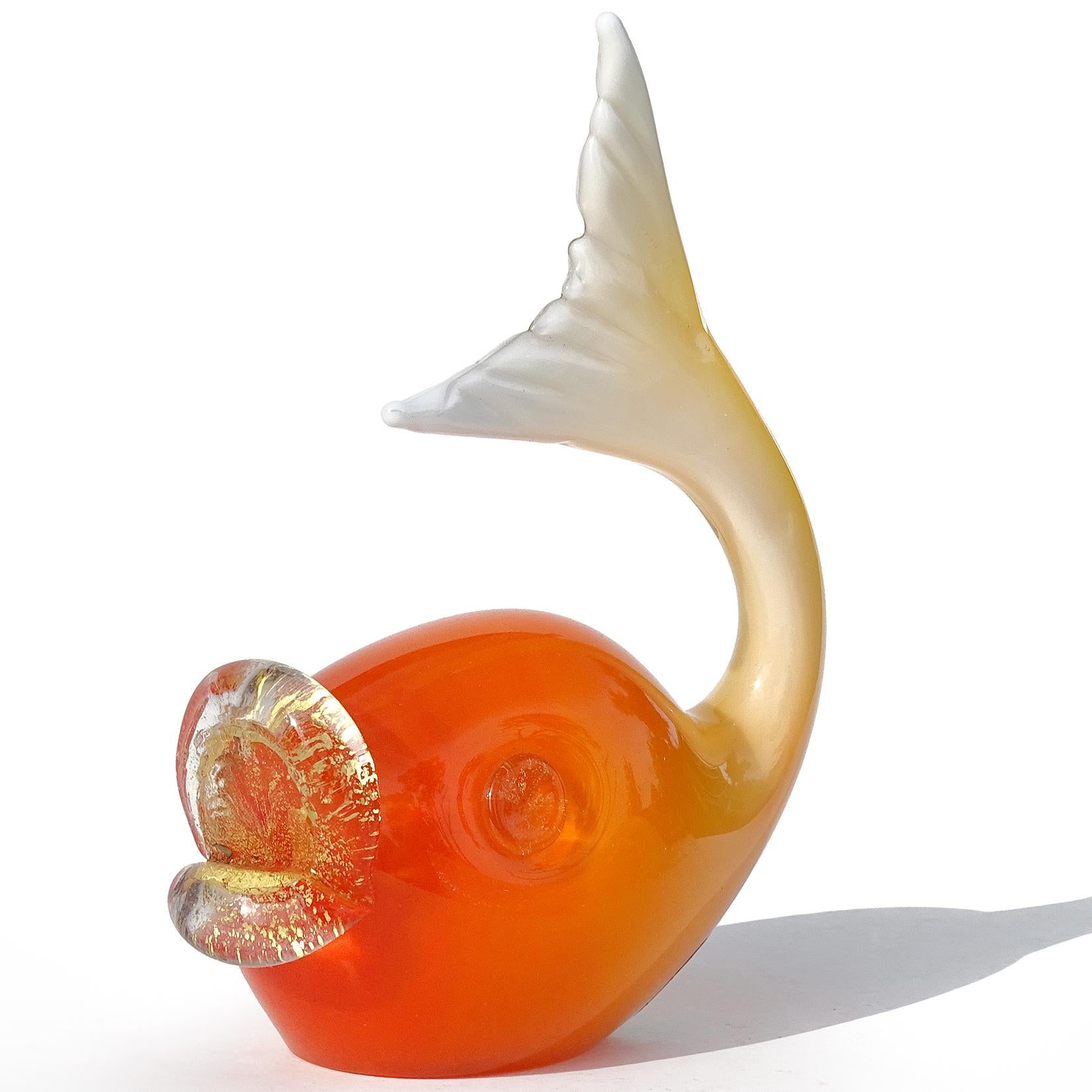 Magnifique figurine de poisson en verre d'art italien soufflé à la main de Murano, de couleur orange foncé à blanc, avec un effet d'ombre. Documenté à la société Salviati, avec l'étiquette originale 