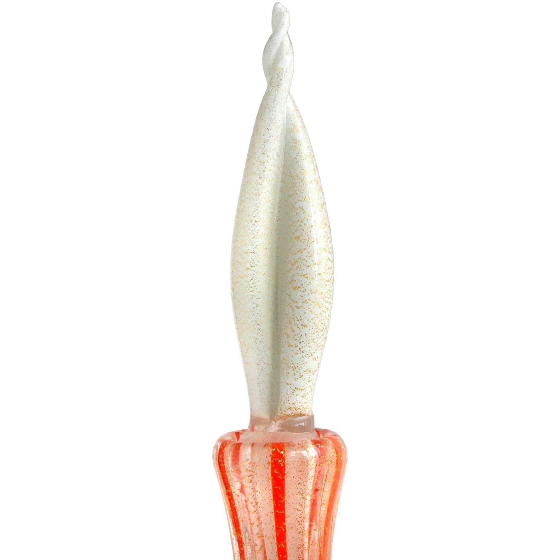 Precioso, y raro diseño, vintage de Murano soplado a mano a rayas naranjas y blancas, con motas doradas Botella decantadora de genio del vidrio artístico italiano. Atribuido al diseñador Alfredo Barbini para la empresa Salviati, hacia la década de