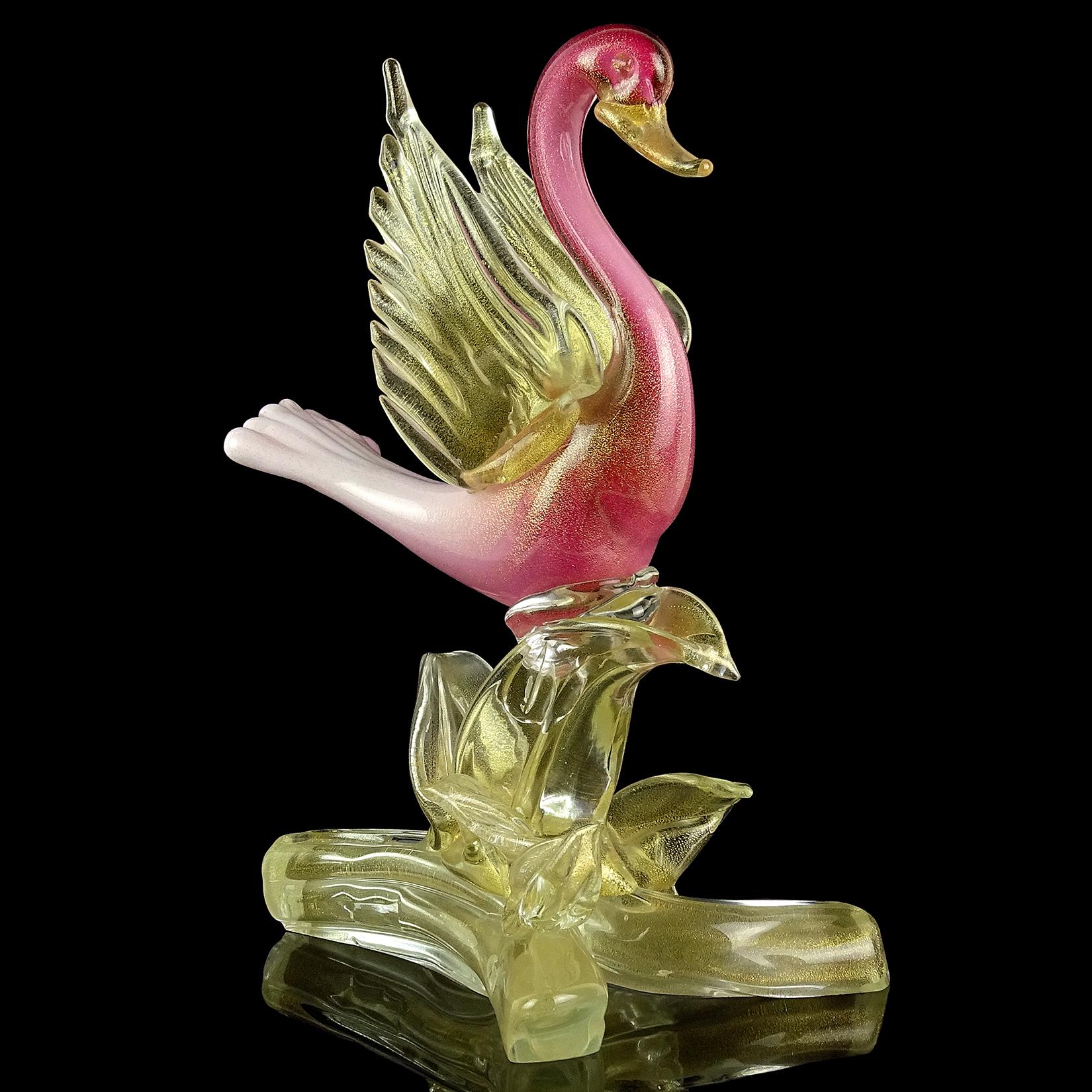 Belle et grande sculpture d'oiseau en verre d'art italien de Murano, soufflée à la main, rose foncé sur fond blanc et mouchetures d'or. La figure est documentée à la société Salviati. J'en ai un autre en orange (actuellement listé) avec le label