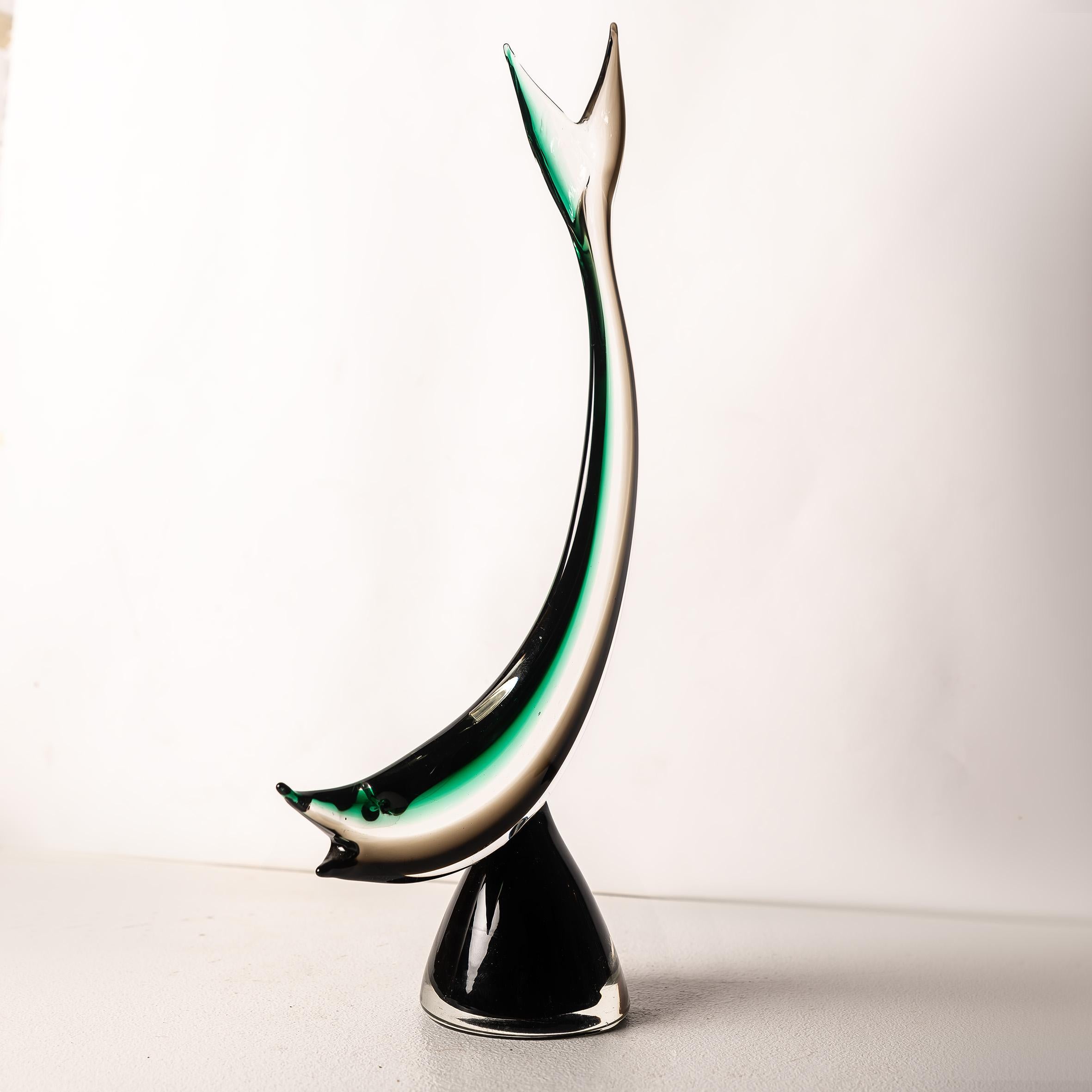 El Pez de cristal de Murano Sommerso Salviati en verde y negro es un impresionante ejemplo del arte del cristal veneciano, que muestra la maestría artesanal de los vidrieros de Murano. Creada mediante la intrincada técnica del Sommerso (sumergido),