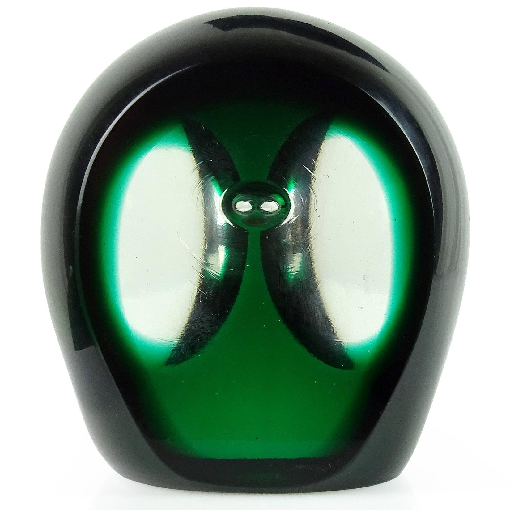 Murano handblown Sommerso dark green Italian art glass owl figurine or paperweight. Documented to the Salviati & Co., with original label underneath. There is one little bubble inside, which acts as the two eyes of the bird. Very cute piece!